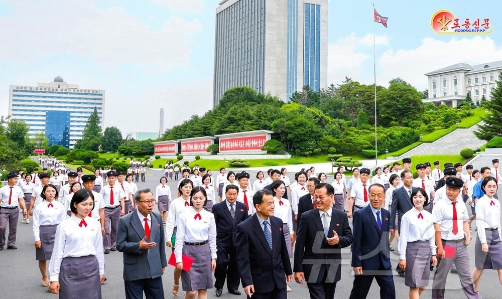 (평양 노동신문=뉴스1) = 북한 노동당 기관지 노동신문은 18일 "주체과학교육의 최고 전당 김일성종합대학이 올해 10월에 뜻깊은 창립 80돌(주년)을 성대히 맞이하게 된다"라고 …