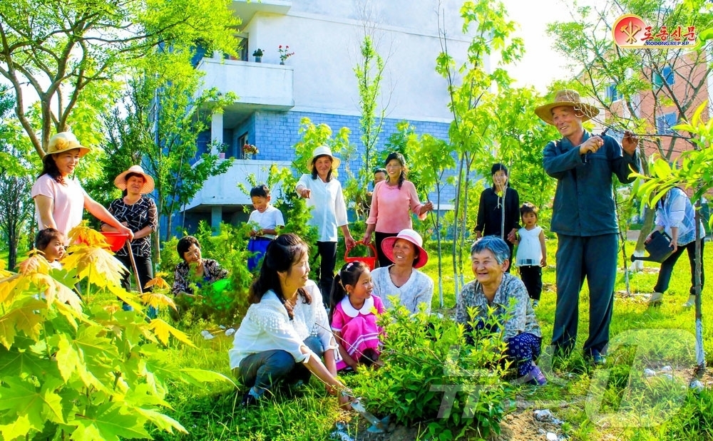 (평양 노동신문=뉴스1) = 북한 노동당 기관지 노동신문은 18일 평안북도 곽산군 초장리를 조명하며 새 농촌살림집 건설 이후 주민들의 생활환경과 의식 수준이 달라지고 과학농사 열의 …