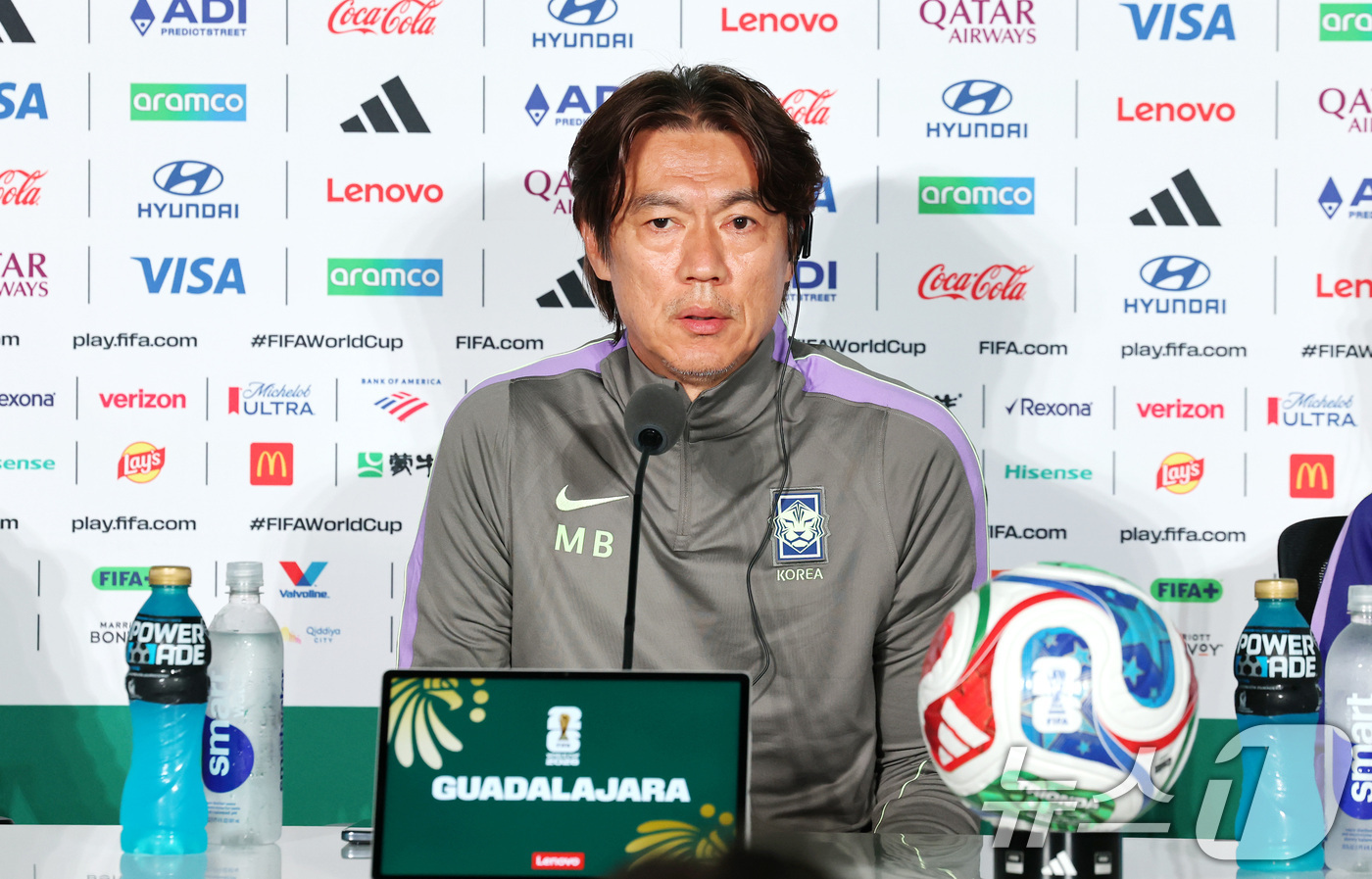 (과달라하라(멕시코)=뉴스1) 임세영 기자 = 홍명보 감독이 17일(현지시간) 멕시코 과달라하라 스타디움에서 대한민국 축구대표팀 공식 기자회견을 하고 있다.한국 축구대표팀은 오는 …