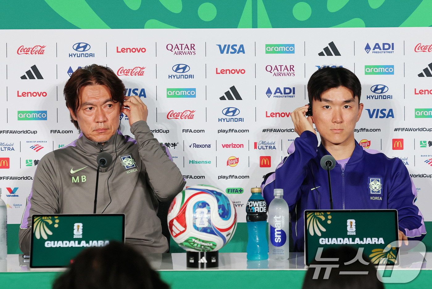 (과달라하라(멕시코)=뉴스1) 임세영 기자 = 홍명보 대한민국 축구국가대표팀 감독과 황인범이 17일(현지시간) 멕시코 과달라하라 스타디움에서 열린 대한민국 축구대표팀 공식 기자회견 …