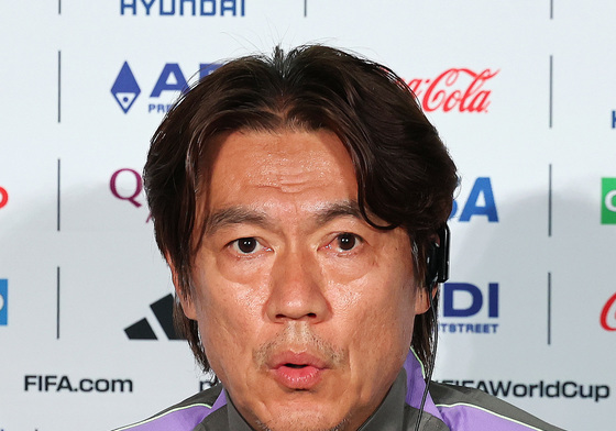 취재진 질문에 답하는 홍명보 감독