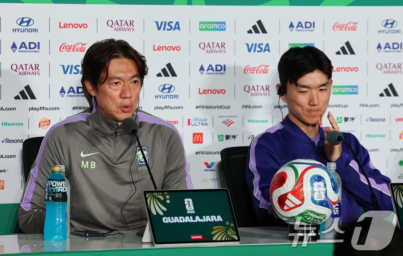 (과달라하라(멕시코)=뉴스1) 임세영 기자 = 홍명보 대한민국 축구국가대표팀 감독이 17일(현지시간) 멕시코 과달라하라 스타디움에서 열린 대한민국 축구대표팀 공식 기자회견에서 취재 …