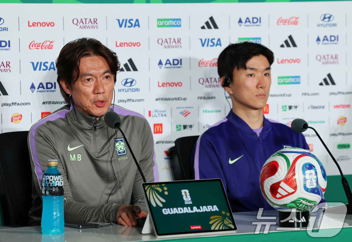 (과달라하라(멕시코)=뉴스1) 임세영 기자 = 홍명보 대한민국 축구국가대표팀 감독(왼쪽)이 17일(현지시간) 멕시코 과달라하라 스타디움에서 열린 대한민국 축구대표팀 공식 기자회견에 …