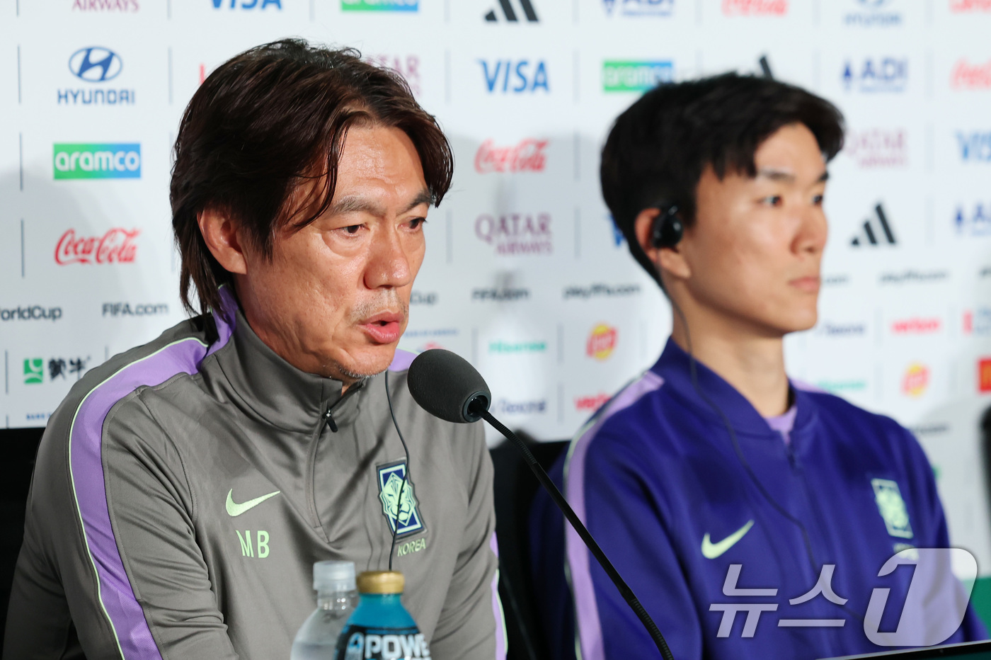 (과달라하라(멕시코)=뉴스1) 임세영 기자 = 홍명보 대한민국 축구국가대표팀 감독(왼쪽)이 17일(현지시간) 멕시코 과달라하라 스타디움에서 열린 대한민국 축구대표팀 공식 기자회견에 …