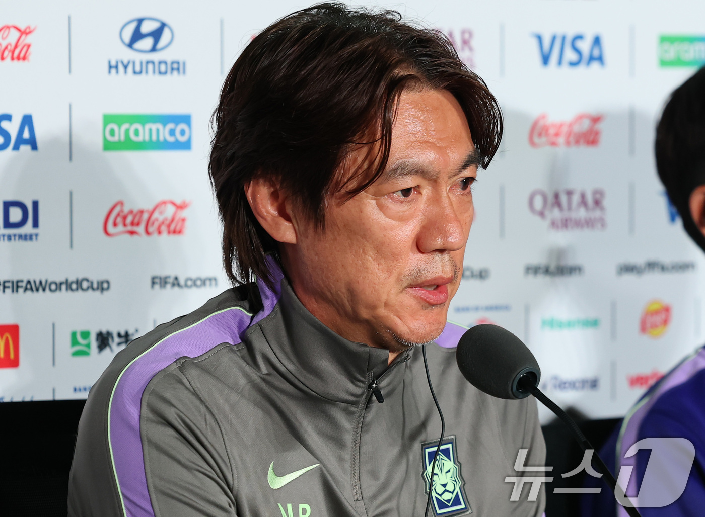 (과달라하라(멕시코)=뉴스1) 임세영 기자 = 홍명보 대한민국 축구국가대표팀 감독(왼쪽)이 17일(현지시간) 멕시코 과달라하라 스타디움에서 열린 대한민국 축구대표팀 공식 기자회견에 …