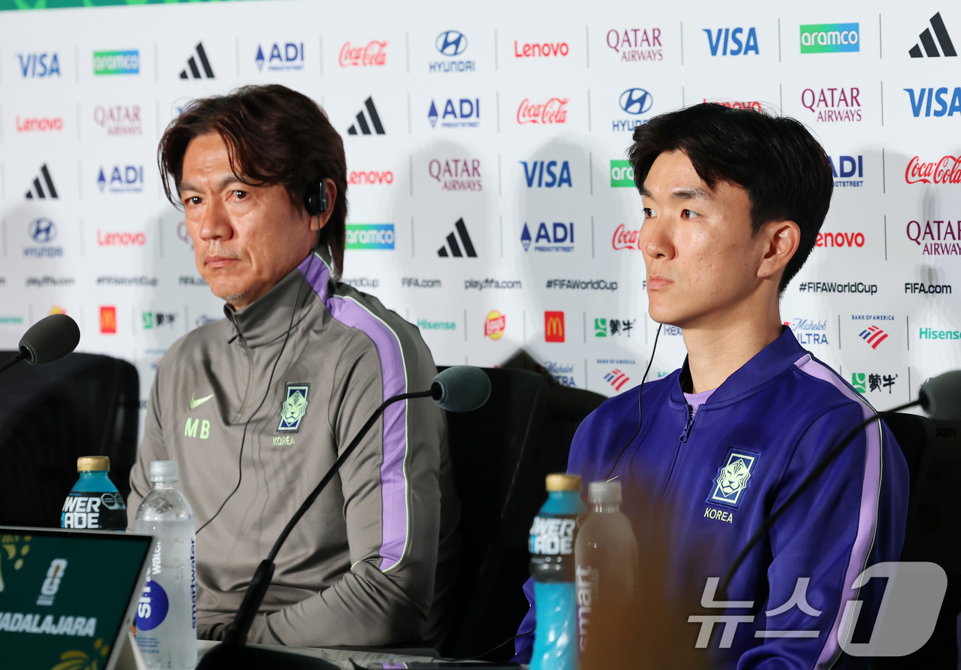 (과달라하라(멕시코)=뉴스1) 임세영 기자 = 홍명보 대한민국 축구국가대표팀 감독(왼쪽)과 황인범이 17일(현지시간) 멕시코 과달라하라 스타디움에서 열린 대한민국 축구대표팀 공식 …