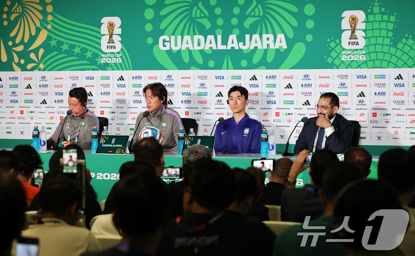 (과달라하라(멕시코)=뉴스1) 임세영 기자 = 홍명보 대한민국 축구국가대표팀 감독과 황인범이 17일(현지시간) 멕시코 과달라하라 스타디움에서 열린 대한민국 축구대표팀 공식 기자회견 …