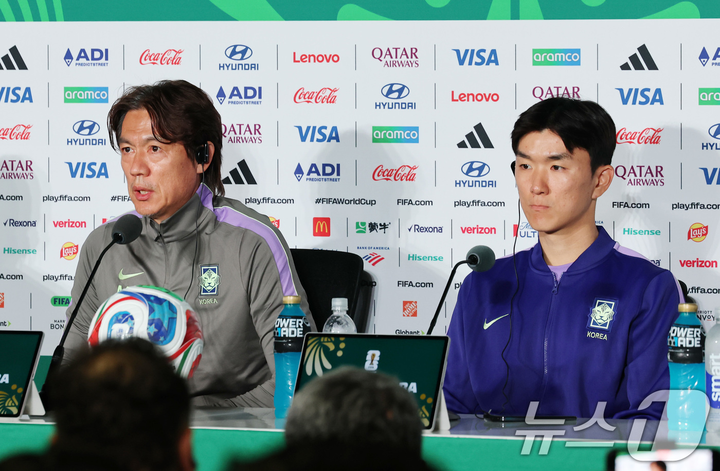 (과달라하라(멕시코)=뉴스1) 임세영 기자 = 홍명보 대한민국 축구국가대표팀 감독(왼쪽)과 황인범이 17일(현지시간) 멕시코 과달라하라 스타디움에서 열린 대한민국 축구대표팀 공식 …