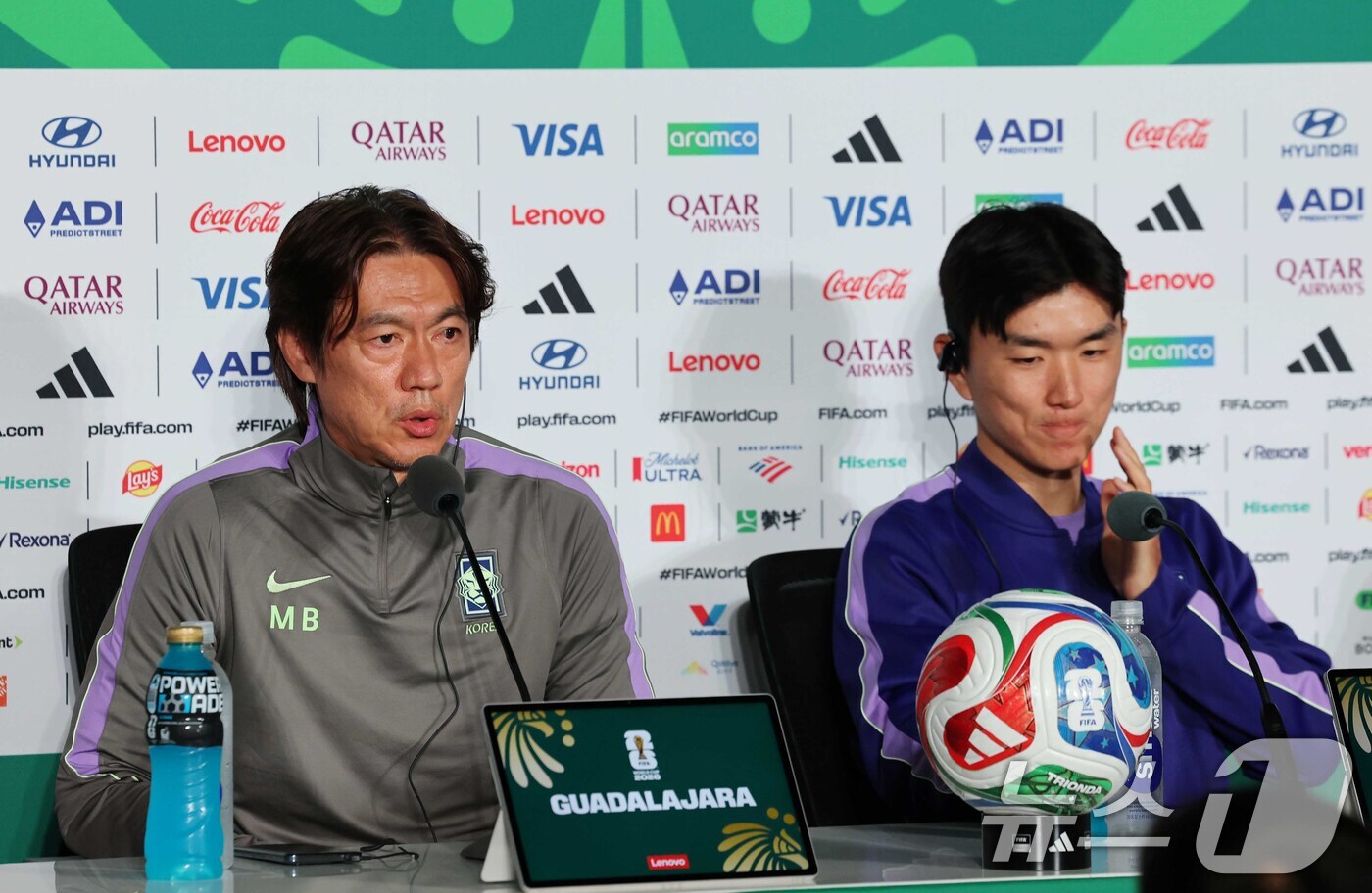 (과달라하라(멕시코)=뉴스1) 임세영 기자 = 홍명보 대한민국 축구국가대표팀 감독(왼쪽)과 황인범이 17일(현지시간) 멕시코 과달라하라 스타디움에서 열린 대한민국 축구대표팀 공식 …