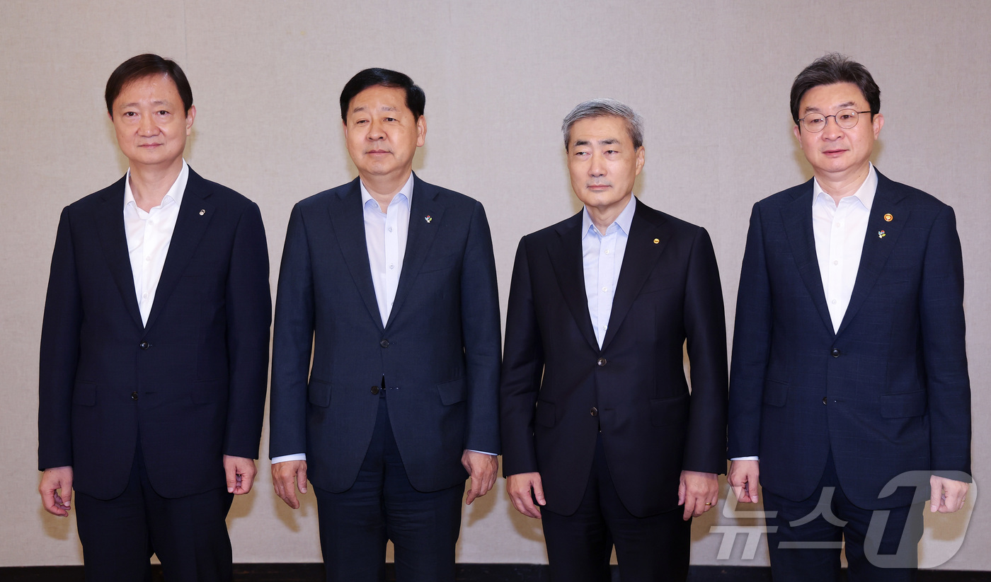 (서울=뉴스1) = 구윤철 경제부총리 겸 재정경제부 장관(왼쪽 두 번째)이 18일 서울 종로구 정부서울청사에서 열린 확대거시경제금융회의에 앞서 기념촬영을 하고 있다. 왼쪽부터 이찬 …