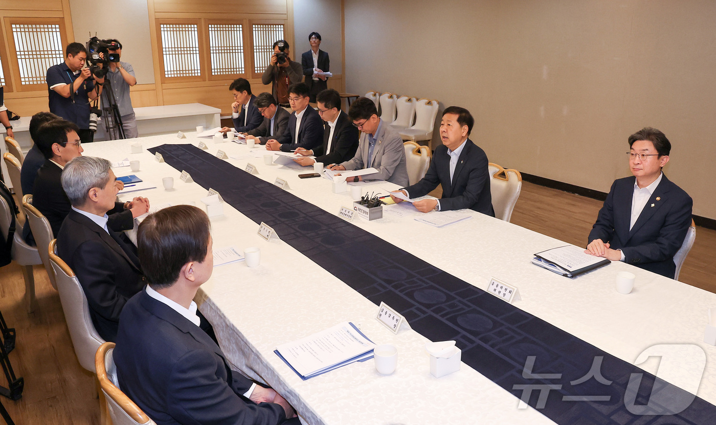 (서울=뉴스1) 김성진 기자 = 구윤철 경제부총리 겸 재정경제부 장관이 18일 서울 종로구 정부서울청사에서 열린 확대거시경제금융회의에서 모두발언을 하고 있다. 2026.6.18/뉴 …