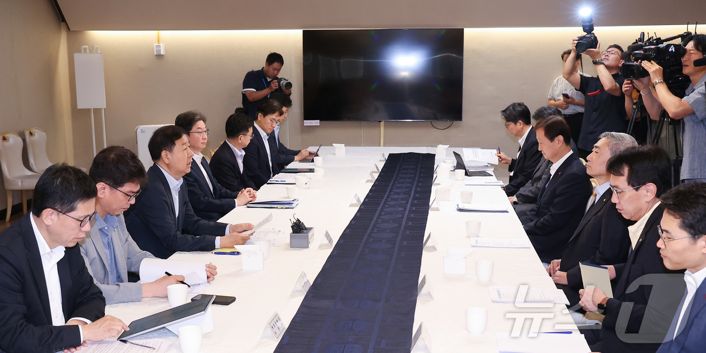 (서울=뉴스1) 김성진 기자 = 구윤철 경제부총리 겸 재정경제부 장관이 18일 서울 종로구 정부서울청사에서 열린 확대거시경제금융회의에서 모두발언을 하고 있다. 2026.6.18/뉴 …