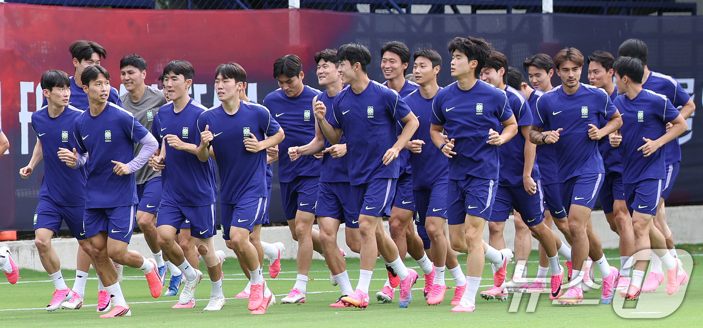 (과달라하라(멕시코)=뉴스1) 박지혜 기자 = 한국 축구 국가대표팀 선수들이 17일(현지시간) 멕시코 과달라하라 인근 사포판에 위치한 베이스캠프 훈련장 치바스 바예 베르데에서 훈련 …