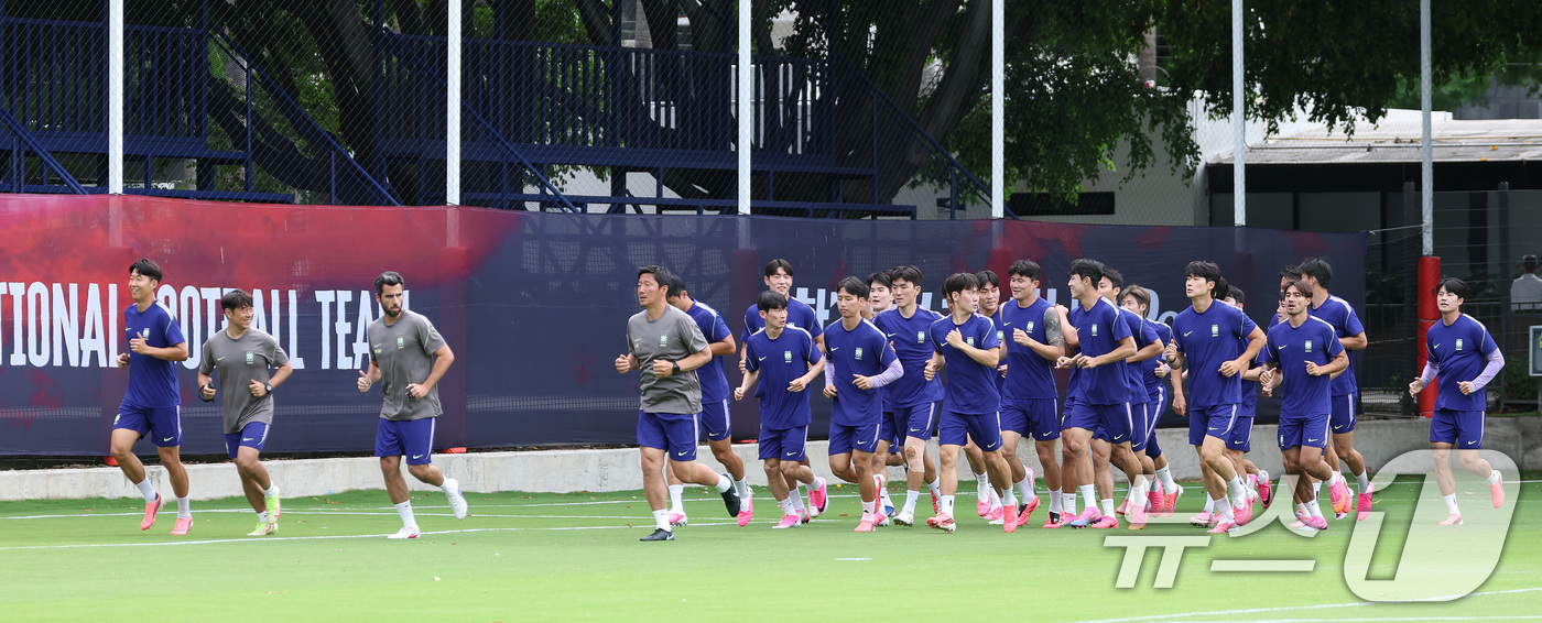 (과달라하라(멕시코)=뉴스1) 박지혜 기자 = 한국 축구 국가대표팀 주장 손흥민을 비롯한 선수들이 17일(현지시간) 멕시코 과달라하라 인근 사포판 치바스 바예 베르데 훈련장에서 멕 …