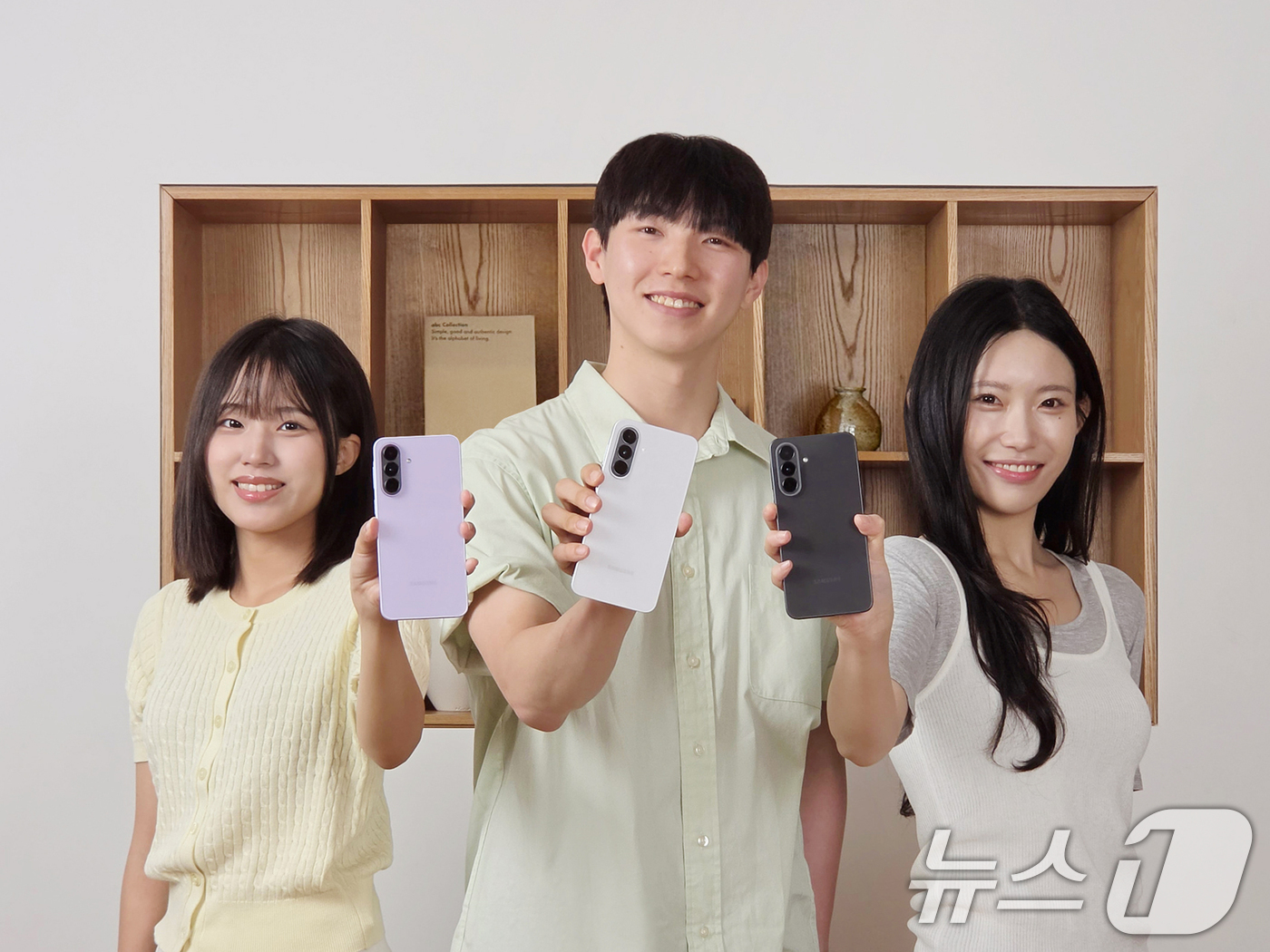 (서울=뉴스1) = 삼성전자가 오는 19일 대화면, 어썸 인텔리전스, 편리한 사용성을 갖춘 최신 중급형 갤럭시 A 시리즈 '갤럭시 A37 5G'를 국내 출시한다고 18일 밝혔다.색 …