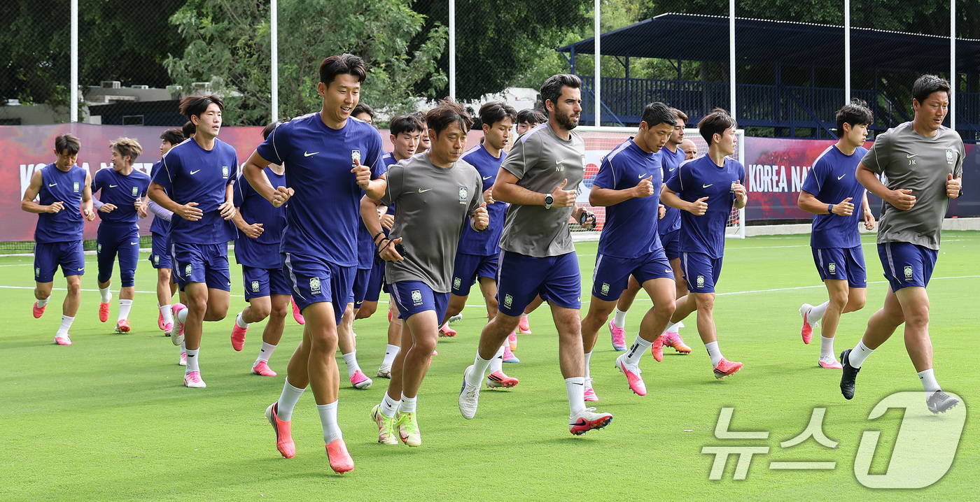 (과달라하라(멕시코)=뉴스1) 박지혜 기자 = 한국 축구 국가대표팀 주장 손흥민을 비롯한 선수들이 17일(현지시간) 멕시코 과달라하라 인근 사포판 치바스 바예 베르데 훈련장에서 멕 …