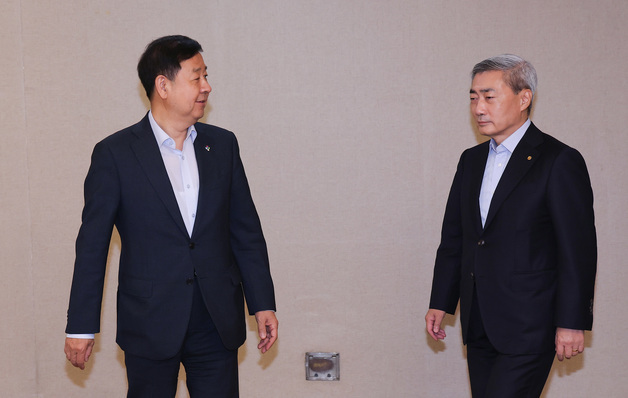 신현송 한은 총재 바라보는 구윤철 부총리