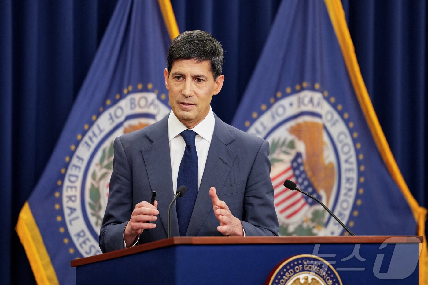 본문 이미지 - New U.S. Federal Reserve Chairman Kevin Warsh holds a press conference following a two-day meeting of the Federal Open Market Committee (FOMC), at the U.S. Federal Reserve in Washington, D.C., U.S. June 17, 2026. REUTERS/Eric Lee ⓒ 로이터=뉴스1