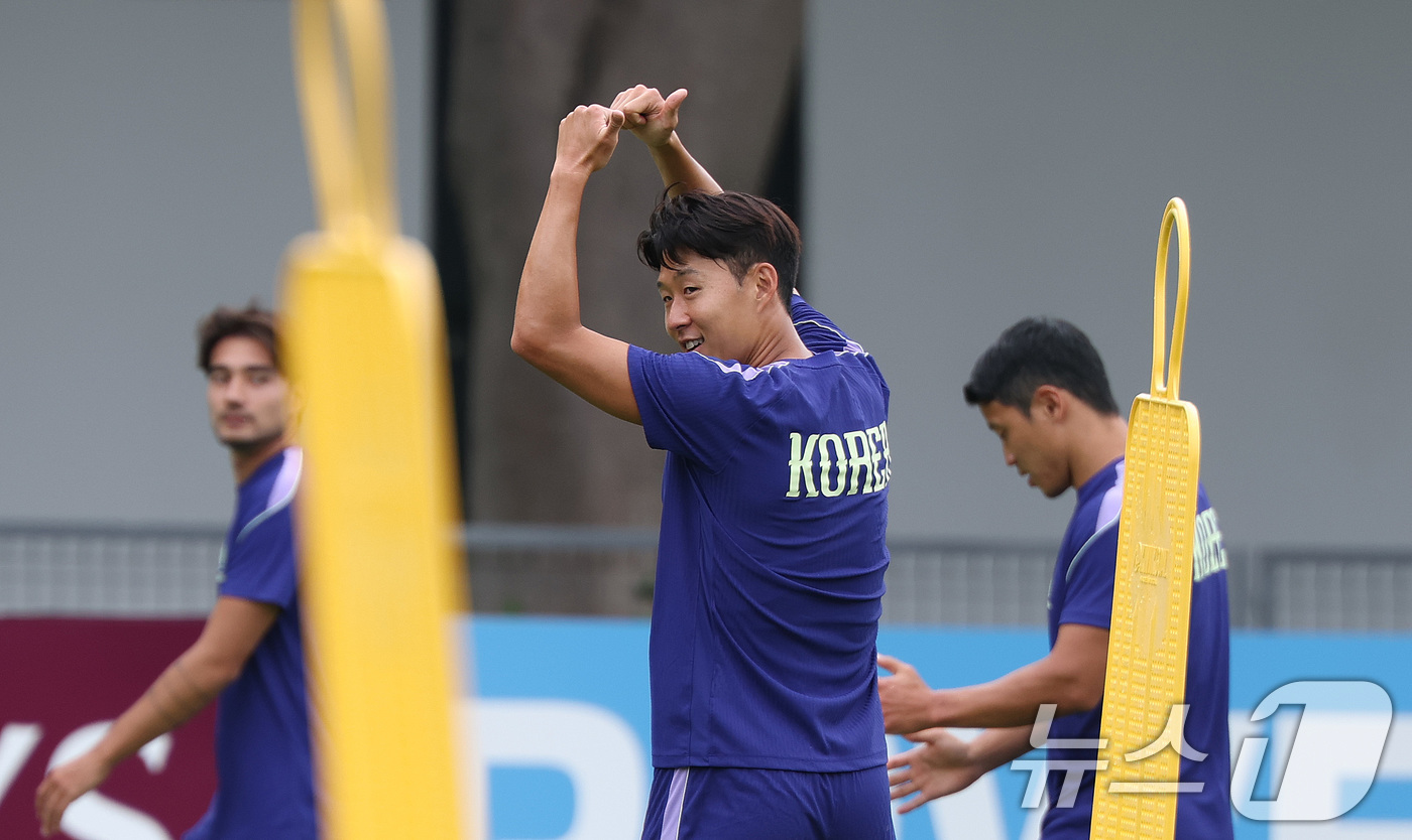 (과달라하라(멕시코)=뉴스1) 박지혜 기자 = 한국 축구 국가대표팀 주장 손흥민이 17일(현지시간) 멕시코 과달라하라 인근 사포판 치바스 바예 베르데 훈련장에서 훈련 중 엄지척을 …