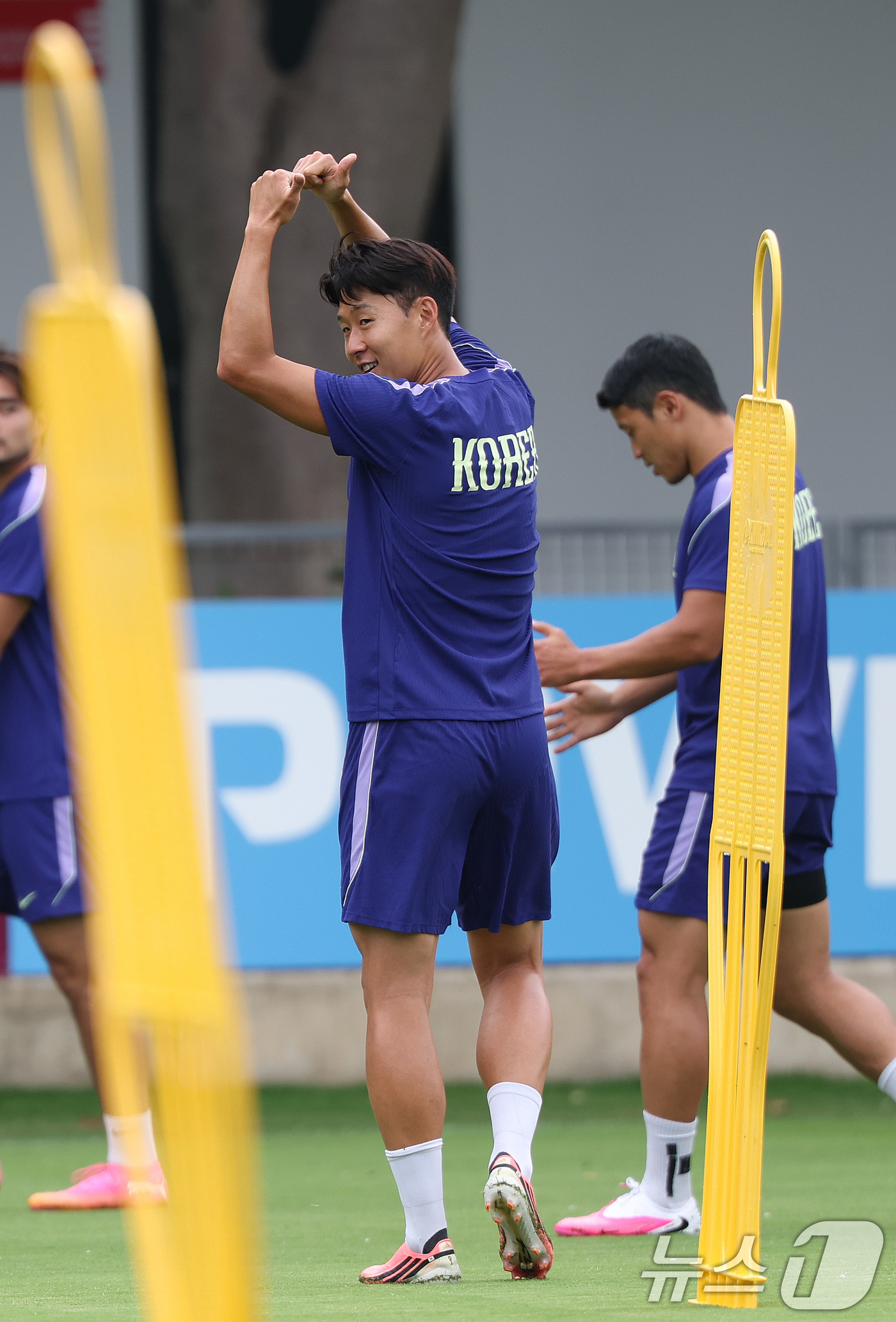 (과달라하라(멕시코)=뉴스1) 박지혜 기자 = 한국 축구 국가대표팀 주장 손흥민이 17일(현지시간) 멕시코 과달라하라 인근 사포판 치바스 바예 베르데 훈련장에서 훈련 중 엄지척을 …