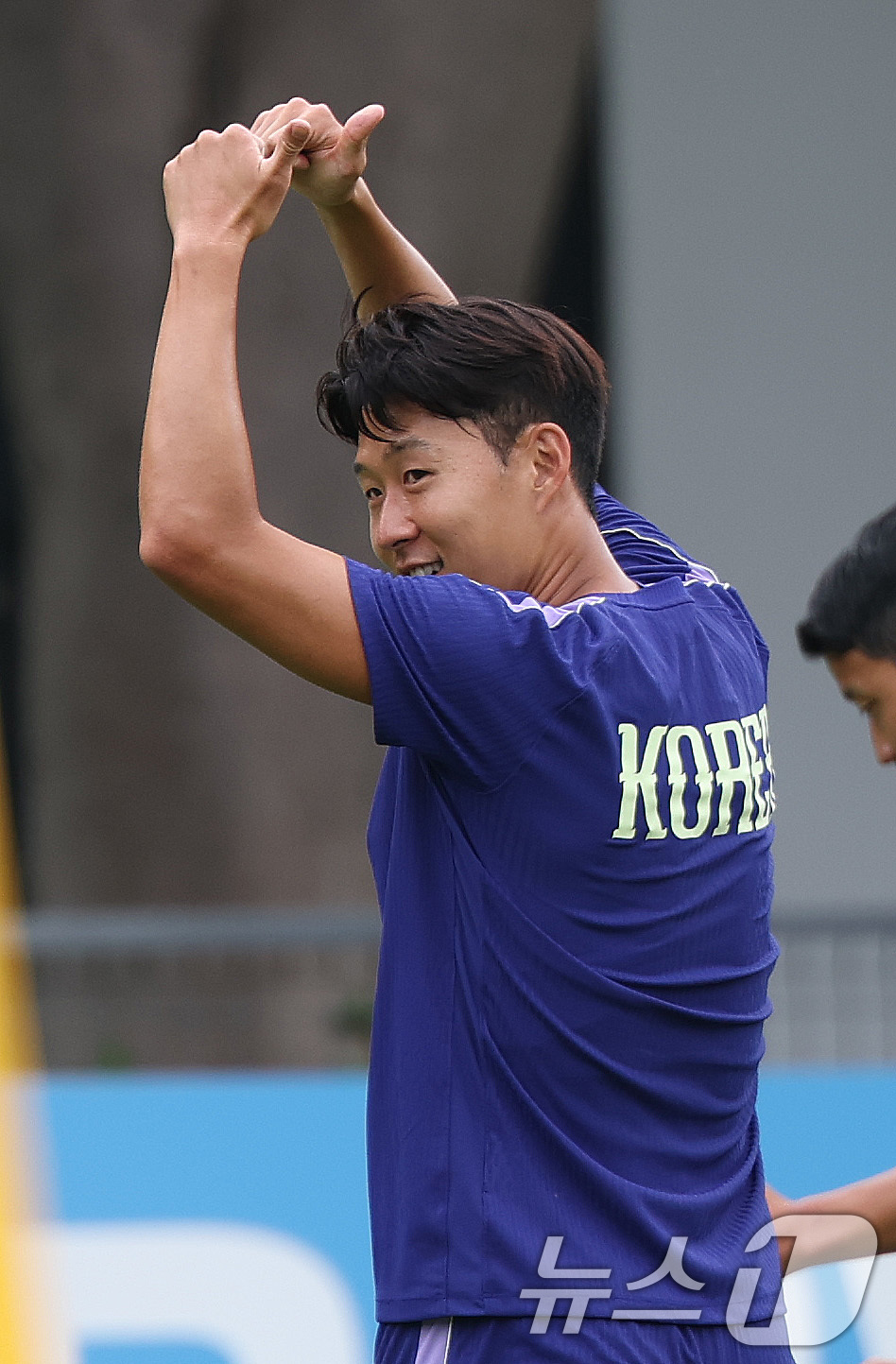 (과달라하라(멕시코)=뉴스1) 박지혜 기자 = 한국 축구 국가대표팀 주장 손흥민이 17일(현지시간) 멕시코 과달라하라 인근 사포판 치바스 바예 베르데 훈련장에서 훈련 중 엄지척을 …