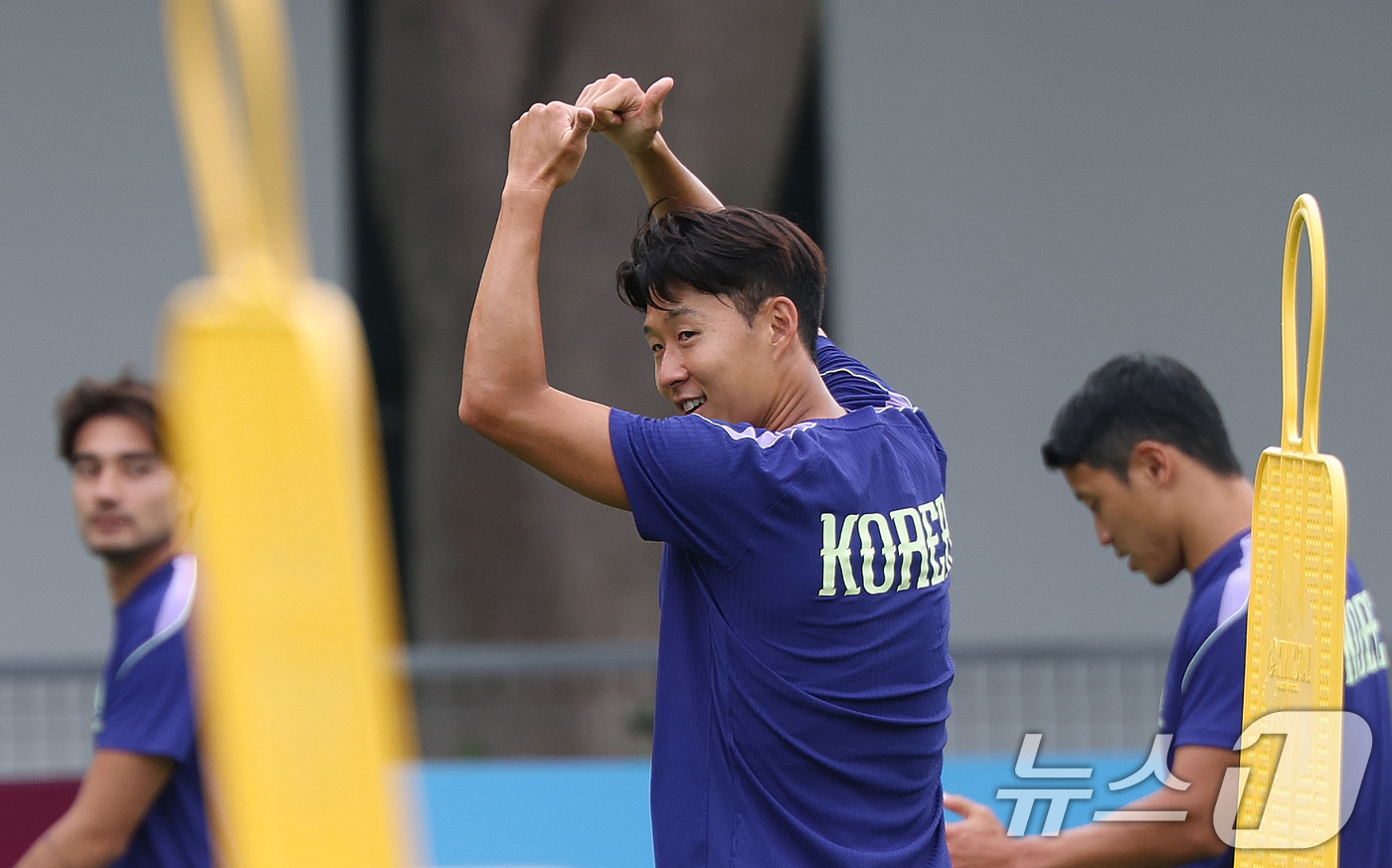 (과달라하라(멕시코)=뉴스1) 박지혜 기자 = 한국 축구 국가대표팀 주장 손흥민이 17일(현지시간) 멕시코 과달라하라 인근 사포판 치바스 바예 베르데 훈련장에서 훈련 중 엄지척을 …