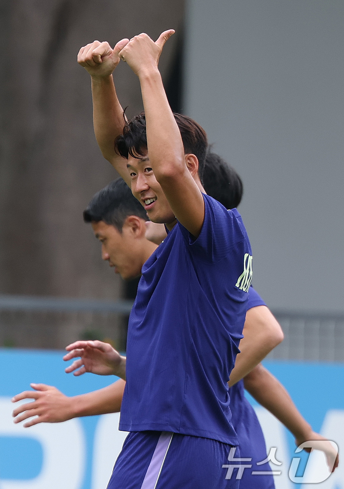 (과달라하라(멕시코)=뉴스1) 박지혜 기자 = 한국 축구 국가대표팀 주장 손흥민이 17일(현지시간) 멕시코 과달라하라 인근 사포판 치바스 바예 베르데 훈련장에서 훈련 중 엄지척을 …
