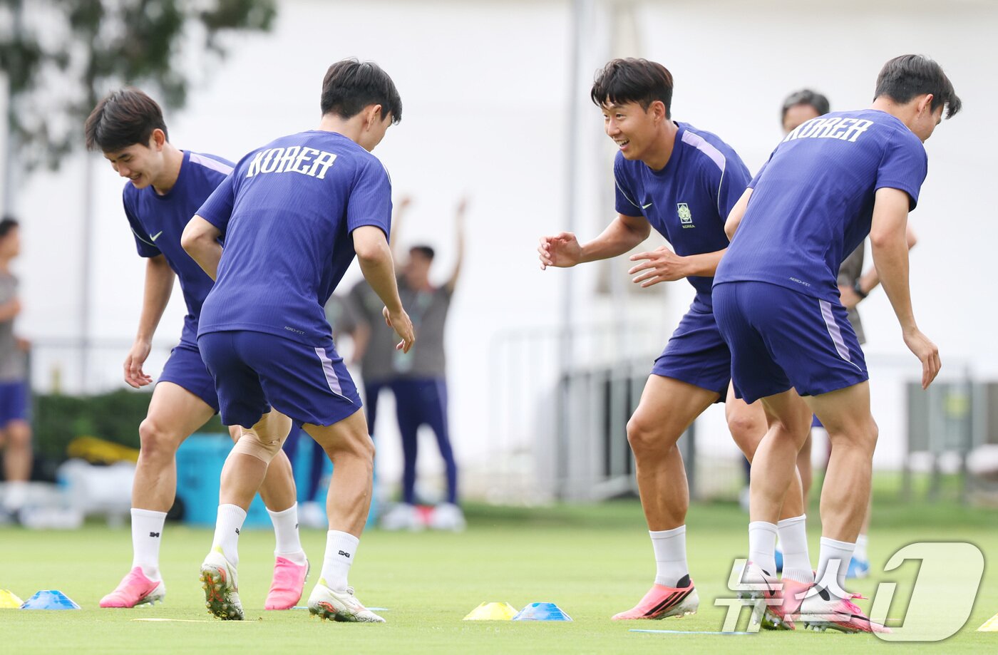 본문 이미지 - 한국 축구 국가대표팀 주장 손흥민이 멕시코와의 월드컵 조별리그 2차전을 하루 앞둔 17일(현지시간) 멕시코 과달라하라 인근 사포판 치바스 바예 베르데 훈련장에서 황인범과 발을 맞추고 있다. 2026.6.18 ⓒ 뉴스1 박지혜 기자