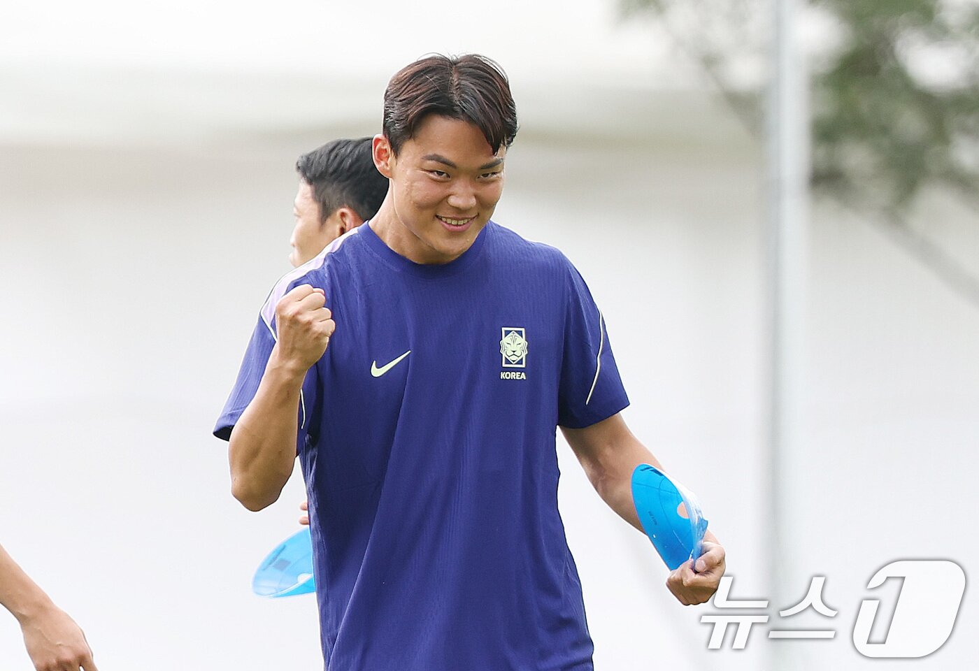 본문 이미지 - 한국 축구 국가대표팀 오현규가 멕시코와의 월드컵 조별리그 2차전을 하루 앞둔 17일(현지시간) 멕시코 과달라하라 인근 사포판 치바스 바예 베르데 훈련장에서 주먹을 불끈 쥐고 있다. 2026.6.18 ⓒ 뉴스1 박지혜 기자