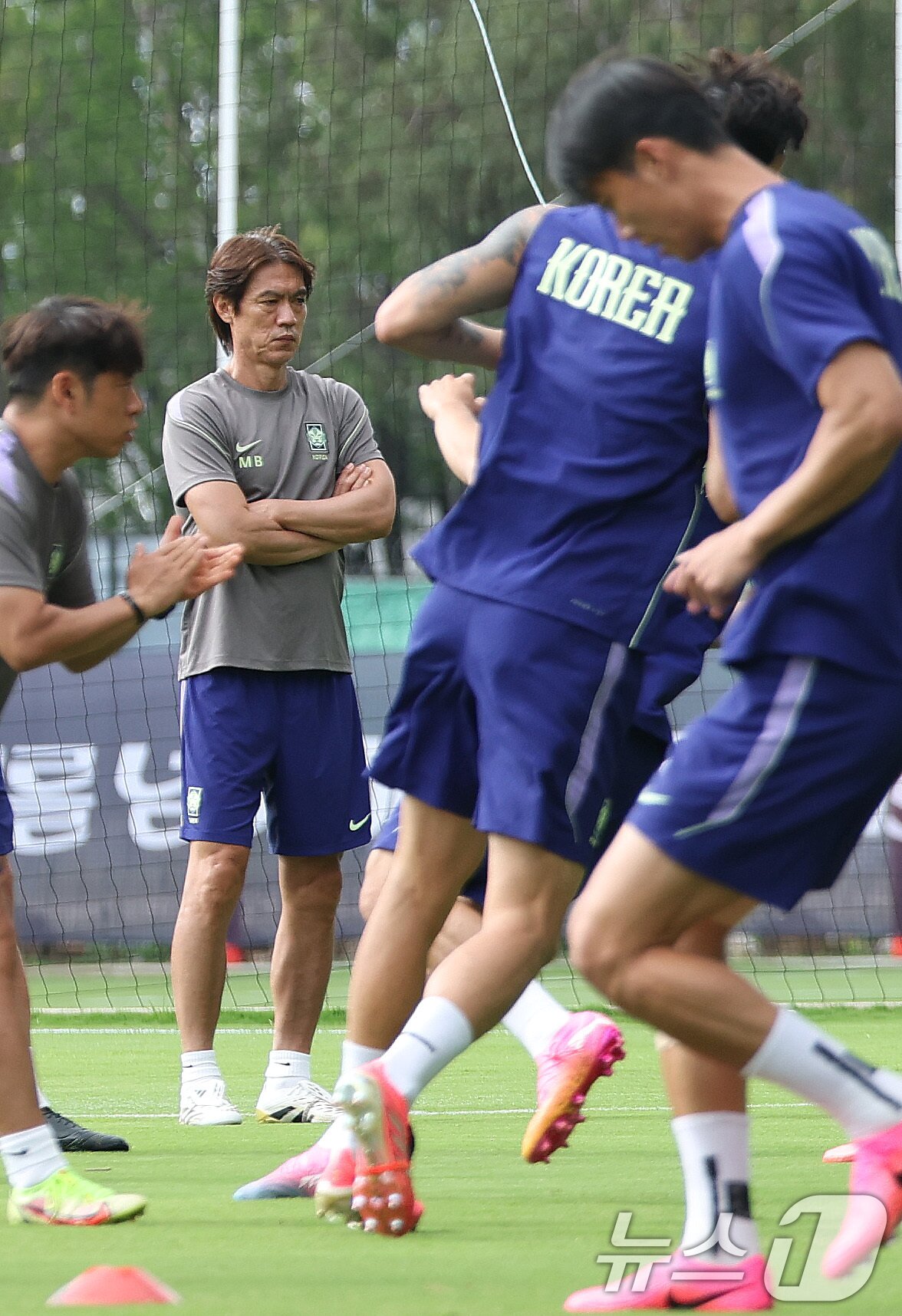 본문 이미지 - 한국 축구 국가대표팀 홍명보 감독이 17일(현지시간) 멕시코 과달라하라 인근 사포판 치바스 바예 베르데 훈련장에서 선수들의 훈련을 지켜보고 있다. 2026.6.18 ⓒ 뉴스1 박지혜 기자