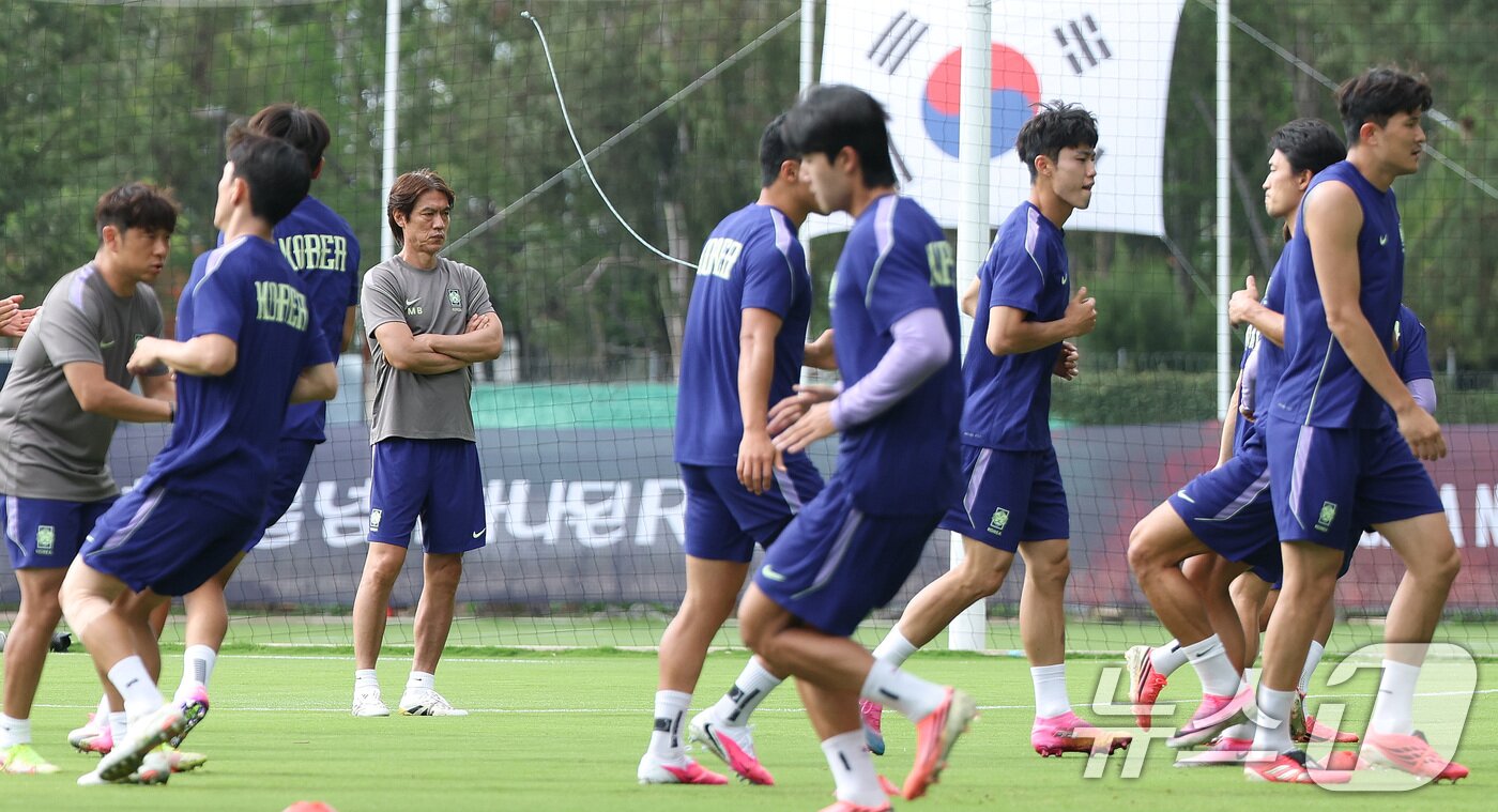 본문 이미지 - 한국 축구 국가대표팀 홍명보 감독이 17일(현지시간) 멕시코 과달라하라 인근 사포판 치바스 바예 베르데 훈련장에서 선수들의 훈련을 지켜보고 있다. 2026.6.18 ⓒ 뉴스1 박지혜 기자