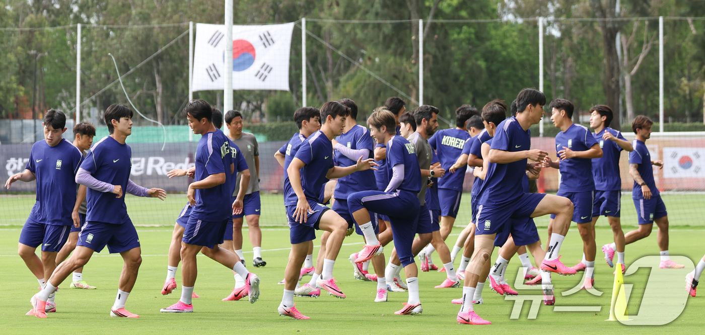 (과달라하라(멕시코)=뉴스1) 박지혜 기자 = 한국 축구 국가대표팀 선수들이 17일(현지시간) 멕시코 과달라하라 인근 사포판 치바스 바예 베르데 훈련장에서 멕시코와의 월드컵 조별리 …