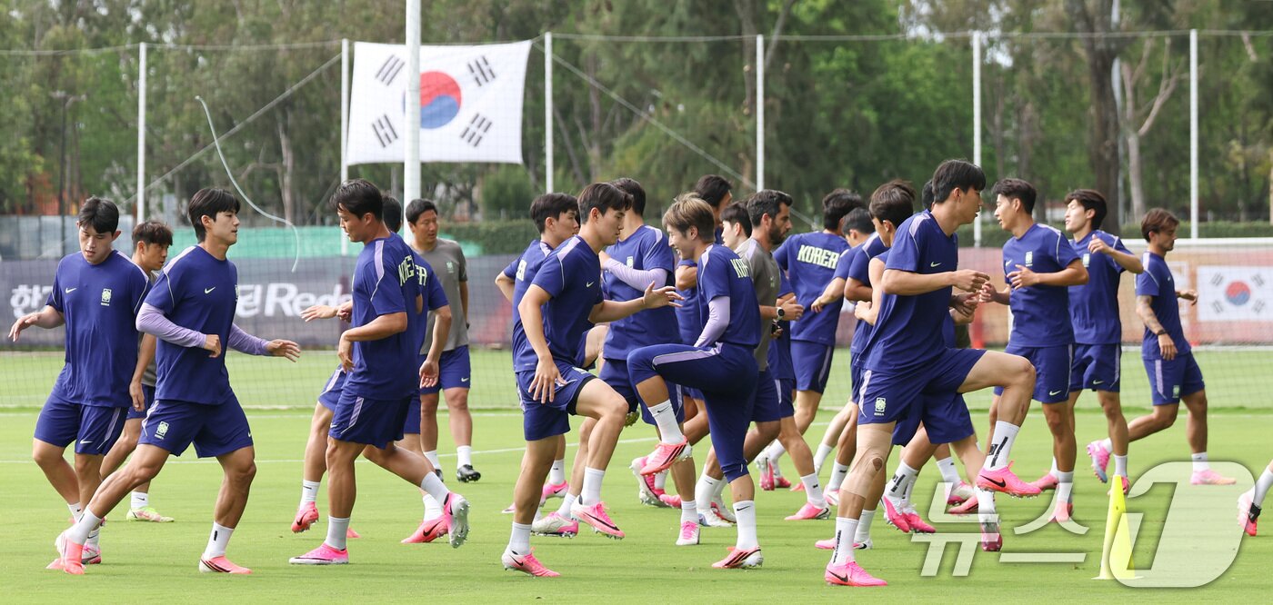 본문 이미지 - 한국 축구 국가대표팀 선수들이 17일(현지시간) 멕시코 과달라하라 인근 사포판 치바스 바예 베르데 훈련장에서 멕시코와의 월드컵 조별리그 2차전을 앞두고 훈련에 매진하고 있다. 2026.6.18 ⓒ 뉴스1 박지혜 기자