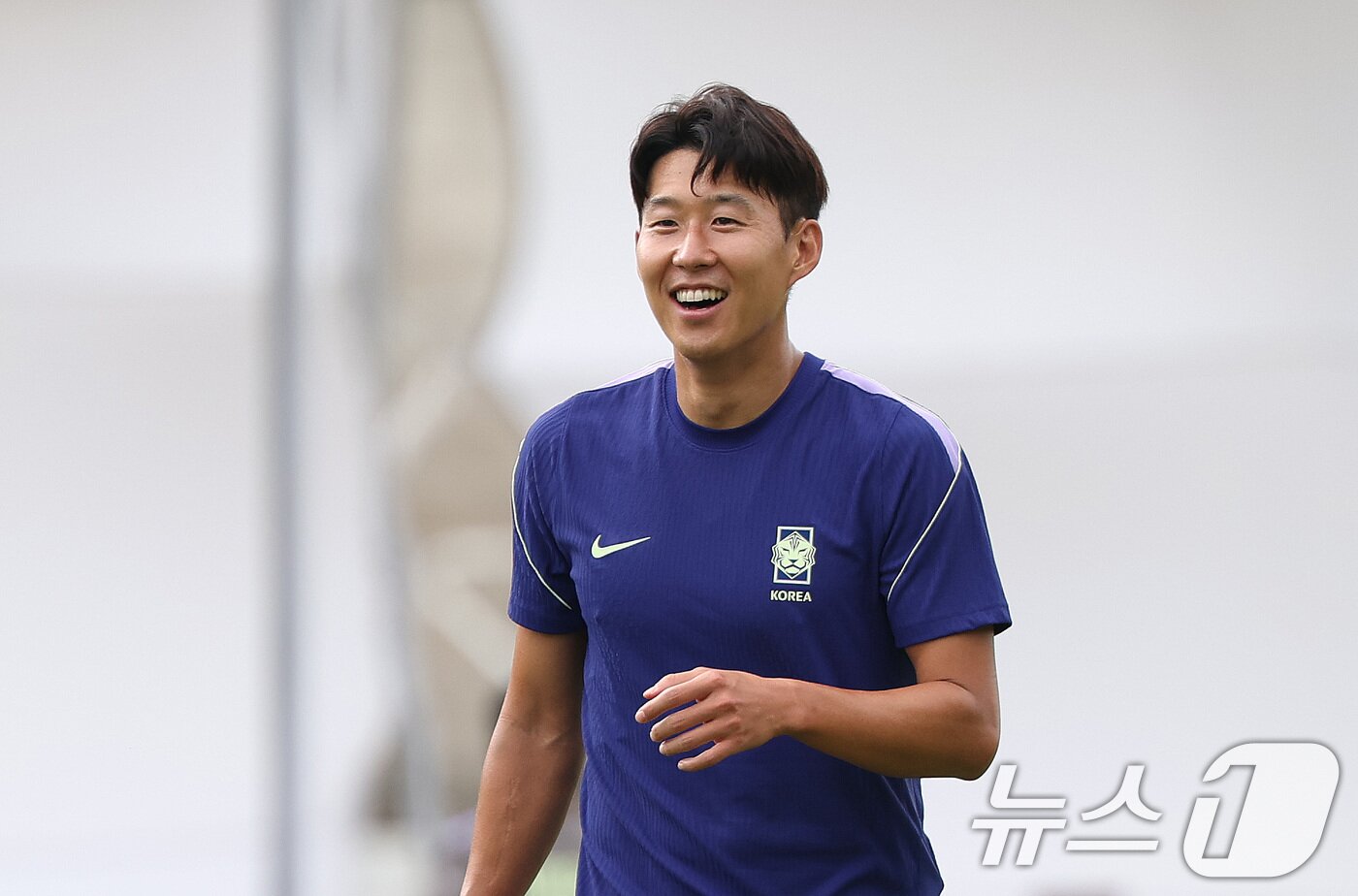 본문 이미지 - 한국 축구 국가대표팀 주장 손흥민이 멕시코와의 월드컵 조별리그 2차전을 하루 앞둔 17일(현지시간) 멕시코 과달라하라 인근 사포판 치바스 바예 베르데 훈련장에서 밝은 모습으로 훈련하고 있다. 2026.6.18 ⓒ 뉴스1 박지혜 기자