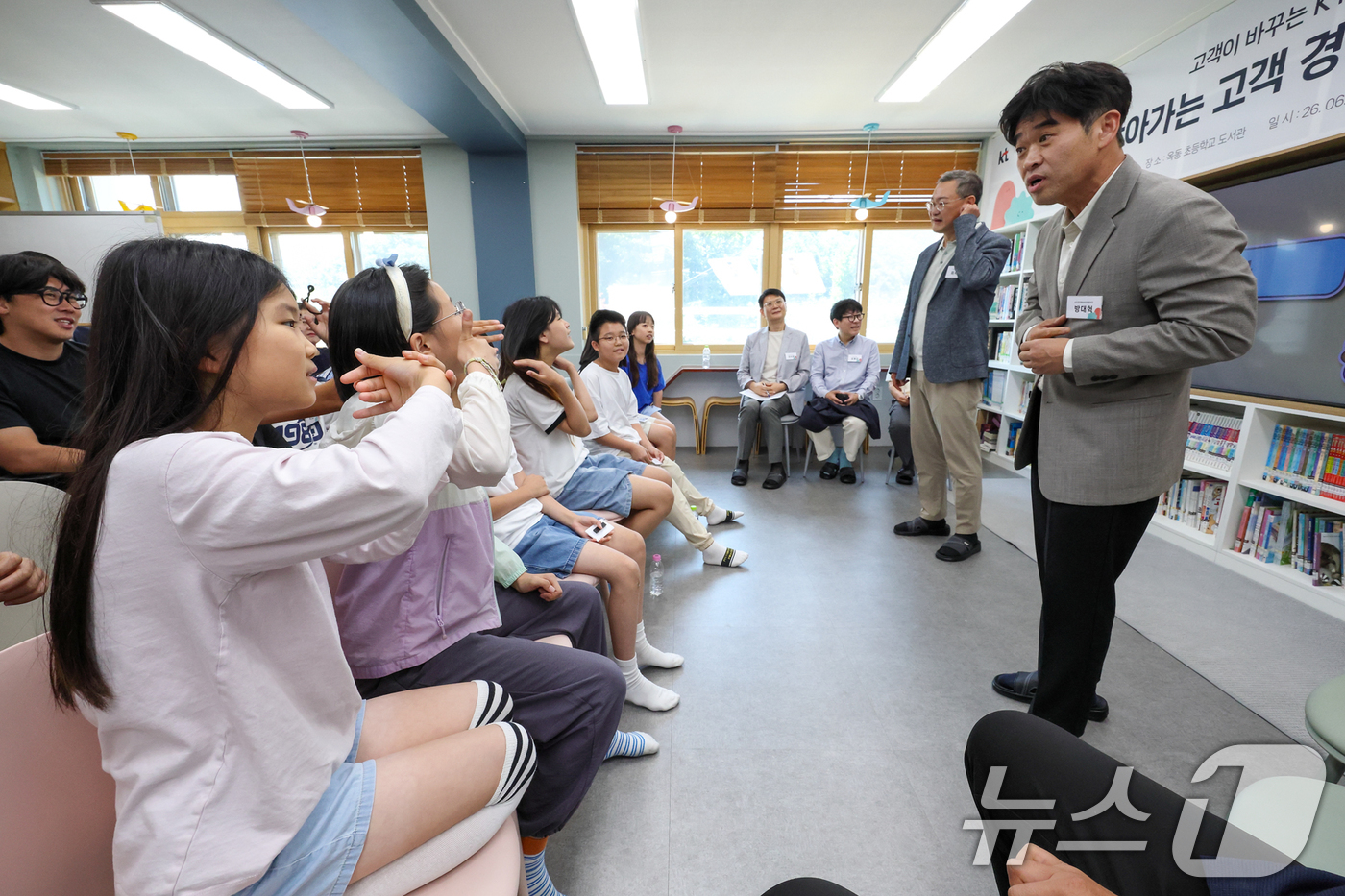 (서울=뉴스1) = KT가 지난 17일 도서산간 지역을 방문해 제3회 고객경청포럼을 진행했다고 18일 밝혔다. 이번 행사는 현장의 목소리를 청취하는 고객경청포럼과 초등학생을 위한 …