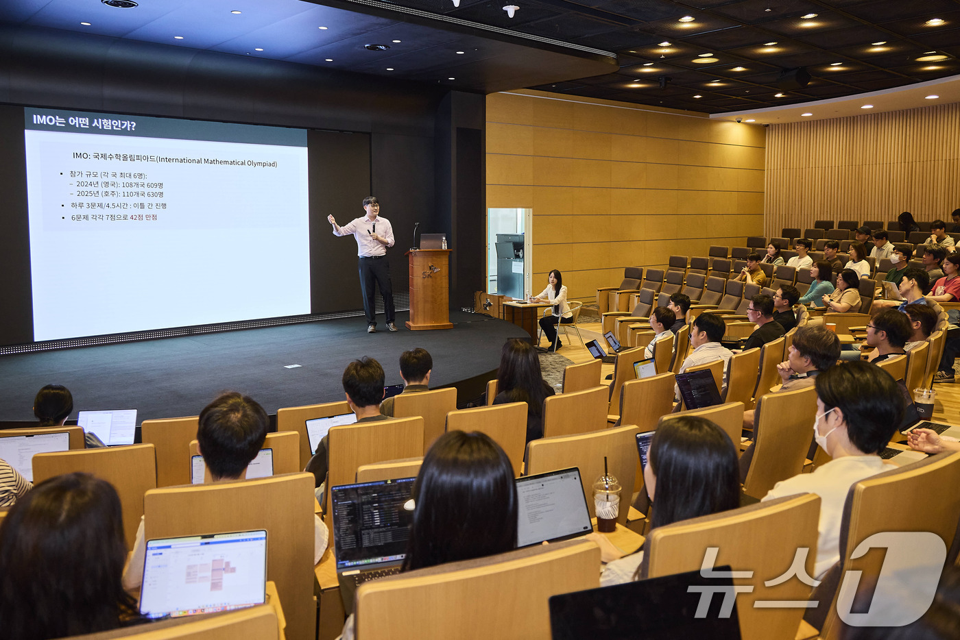 (서울=뉴스1) = 서인석 서울대학교 수리과학부 교수가 지난 17일 서울 을지로 SK텔레콤 본사에서 '독자 AI 파운데이션 모델'에 관심이 있는 학생 및 개발자들과 소통하기 위해 …