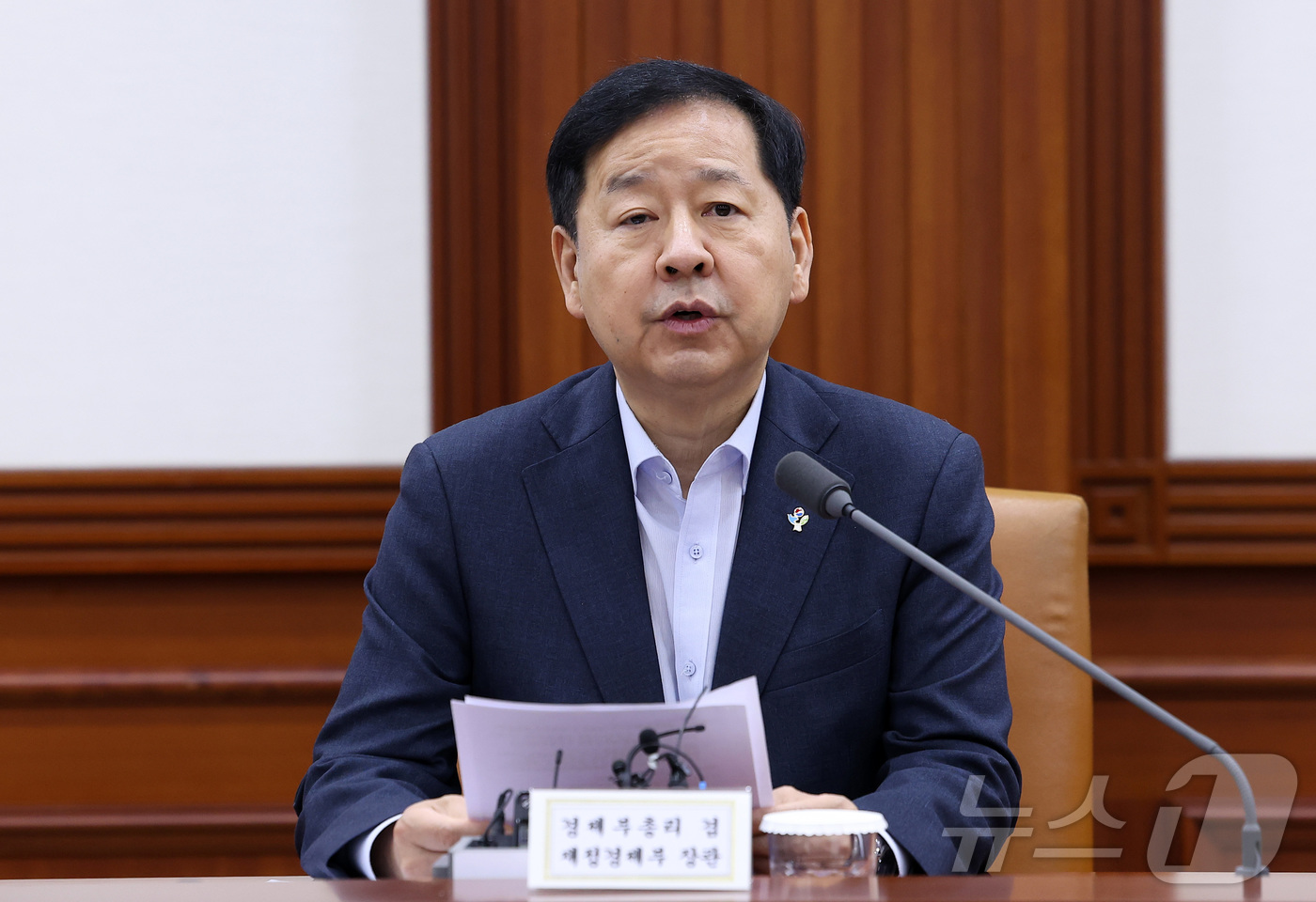 (서울=뉴스1) 김성진 기자 = 구윤철 경제부총리 겸 재정경제부 장관이 18일 서울 종로구 정부서울청사에서 열린 민생물가 특별관리 관계장관 TF회의에서 모두발언을 하고 있다. 20 …