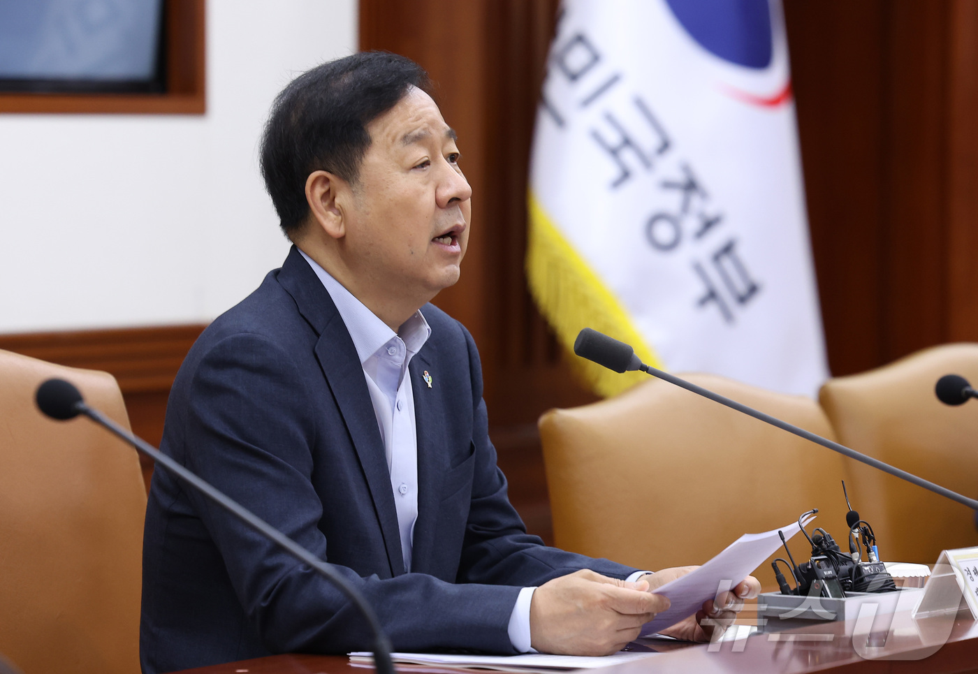 (서울=뉴스1) 김성진 기자 = 구윤철 경제부총리 겸 재정경제부 장관이 18일 서울 종로구 정부서울청사에서 열린 민생물가 특별관리 관계장관 TF회의에서 모두발언을 하고 있다. 20 …