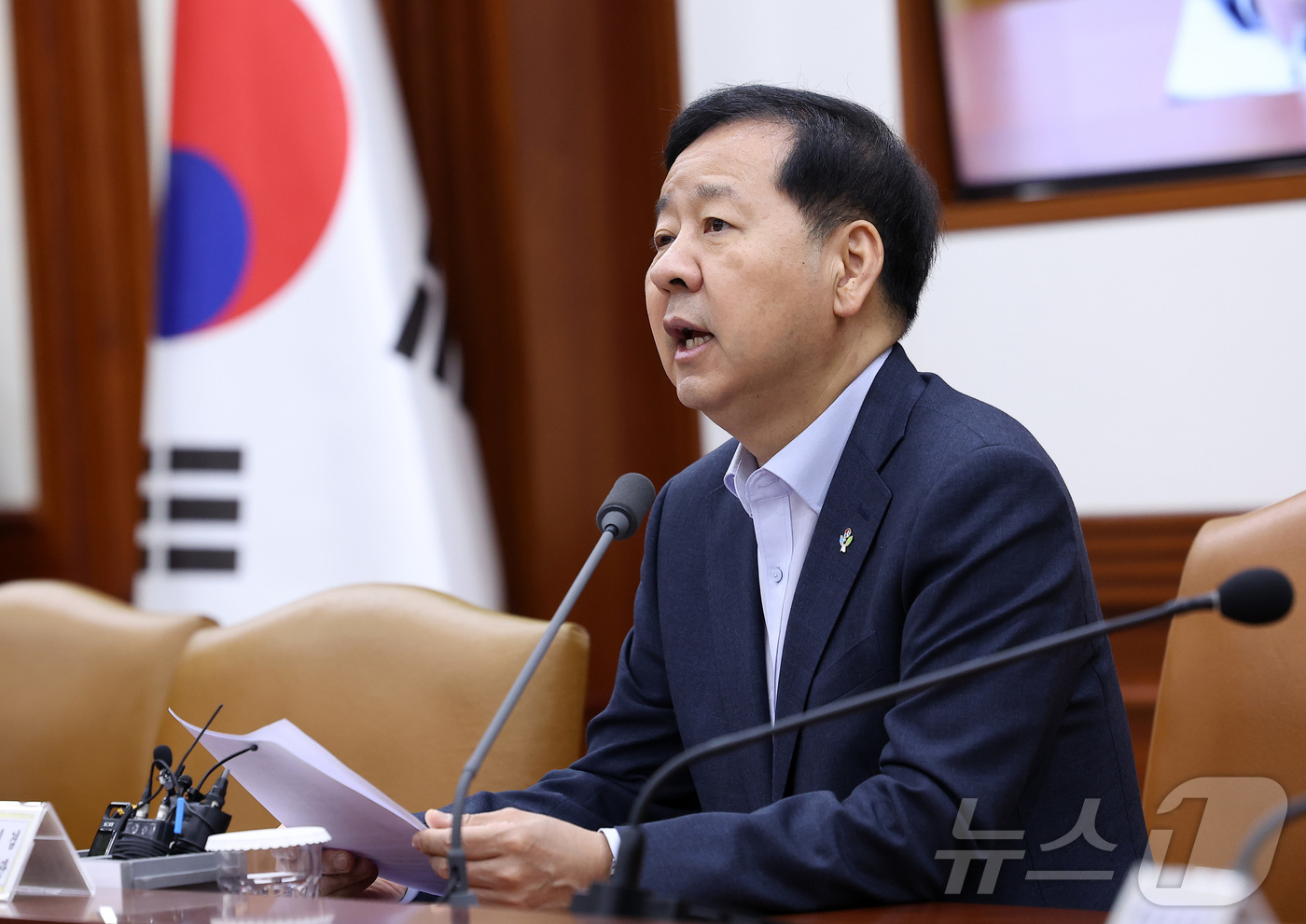 (서울=뉴스1) 김성진 기자 = 구윤철 경제부총리 겸 재정경제부 장관이 18일 서울 종로구 정부서울청사에서 열린 민생물가 특별관리 관계장관 TF회의에서 모두발언을 하고 있다. 20 …