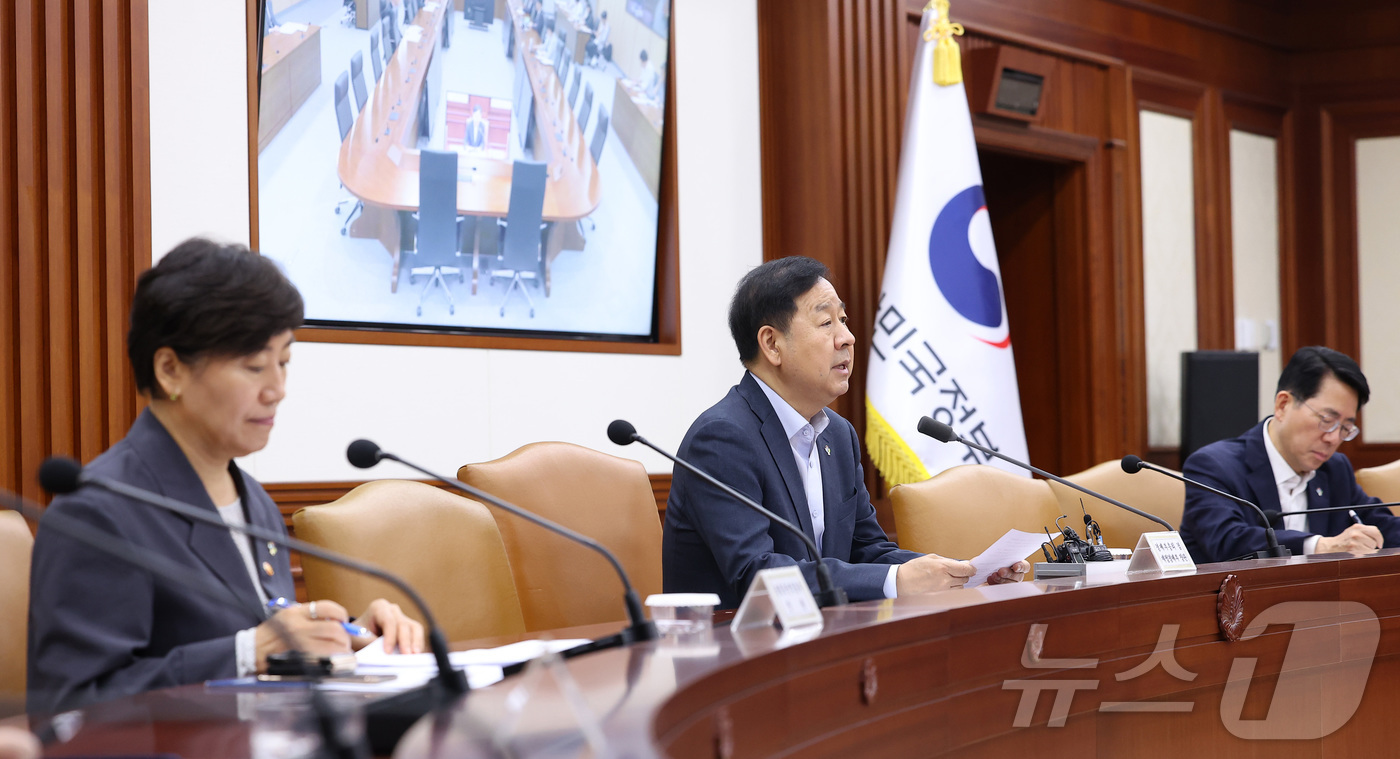 (서울=뉴스1) 김성진 기자 = 구윤철 경제부총리 겸 재정경제부 장관이 18일 서울 종로구 정부서울청사에서 열린 민생물가 특별관리 관계장관 TF회의에서 모두발언을 하고 있다. 20 …