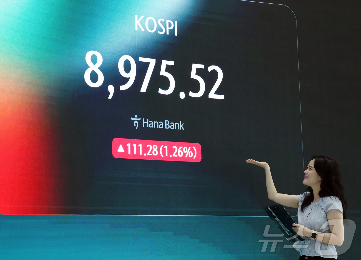 (서울=뉴스1) 김진환 기자 = 코스피가 장 초반 8970선까지 올라 사상 최고치를 기록한 18일 서울 중구 하나은행 본점 딜링룸 전광판에 개장 시황이 나오고 있다.이날 코스피는 …