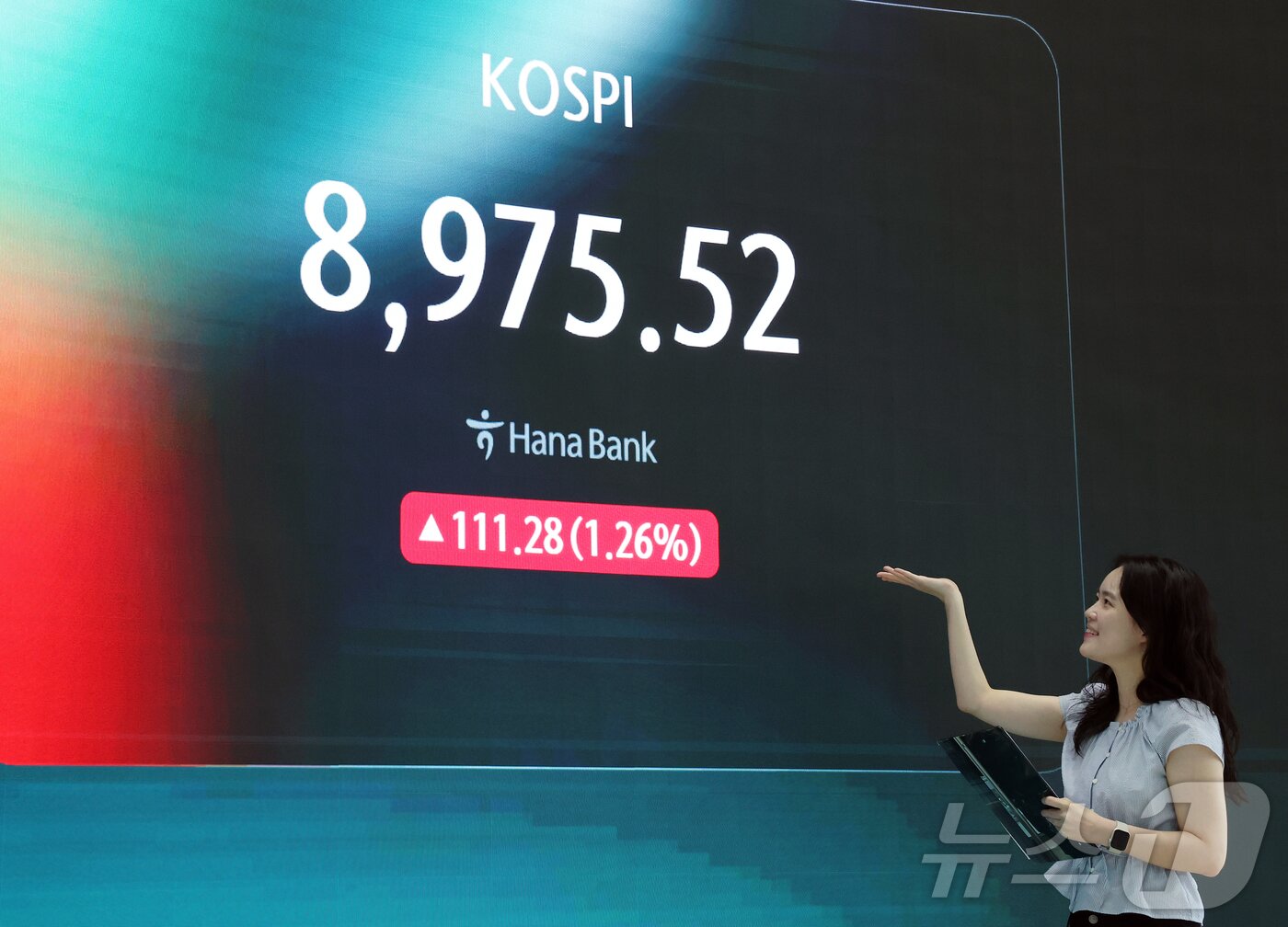 본문 이미지 - 코스피가 장 초반 8970선까지 올라 사상 최고치를 기록한 18일 서울 중구 하나은행 본점 딜링룸 전광판에 개장 시황이 나오고 있다. 이날 코스피는 전일 대비 111.28포인트(p)(1.26%) 오른 8975.52를 나타내고 있다. 2026.6.18 ⓒ 뉴스1 김진환 기자