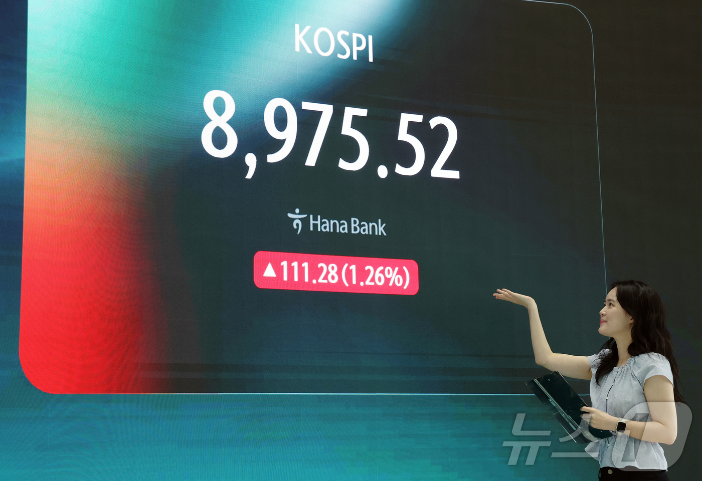 (서울=뉴스1) 김진환 기자 = 코스피가 장 초반 8970선까지 올라 사상 최고치를 기록한 18일 서울 중구 하나은행 본점 딜링룸 전광판에 개장 시황이 나오고 있다.이날 코스피는 …