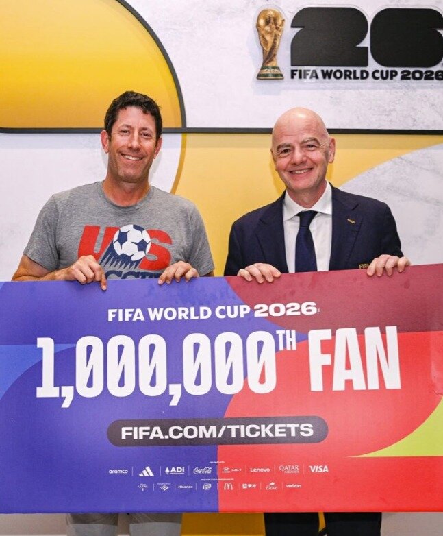 본문 이미지 - 100만번째 팬과 함께한 인판티노 FIFA 회장(인판티노 SNS 제공) 