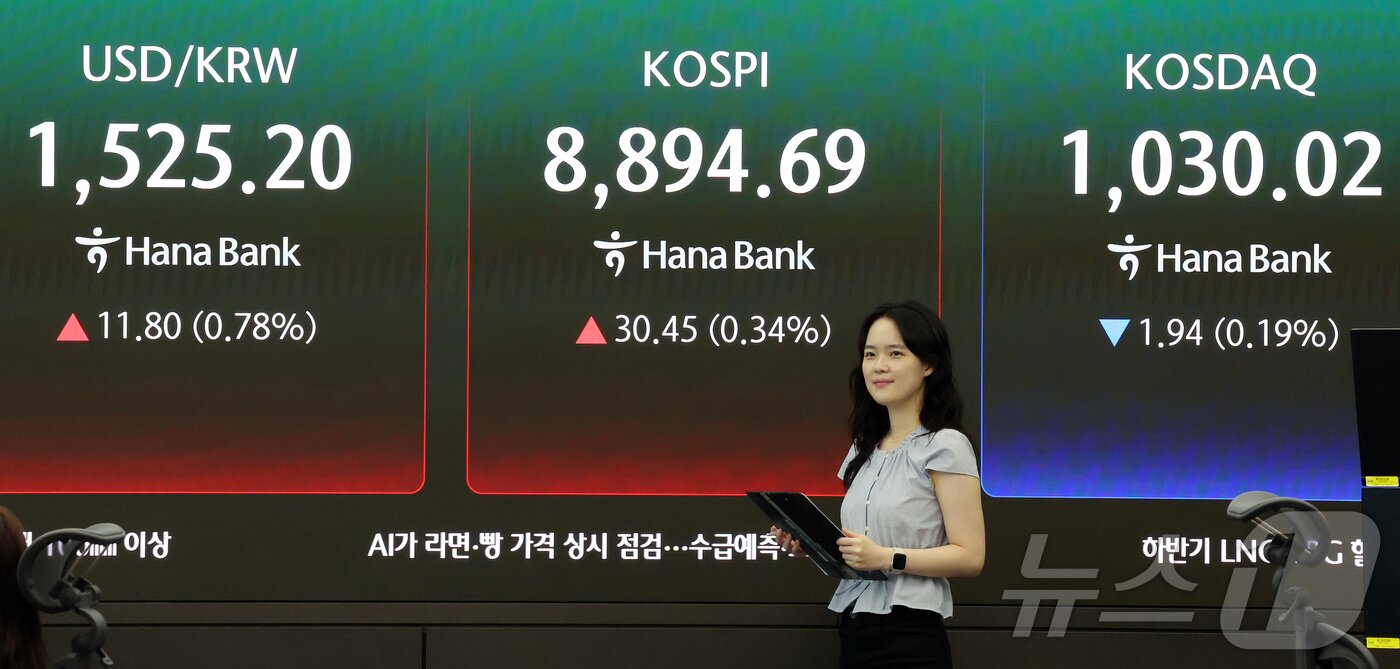 본문 이미지 - 18일 서울 중구 하나은행 본점 딜링룸 전광판에 개장 시황이 나오고 있다.  2026.6.18 ⓒ 뉴스1 김진환 기자