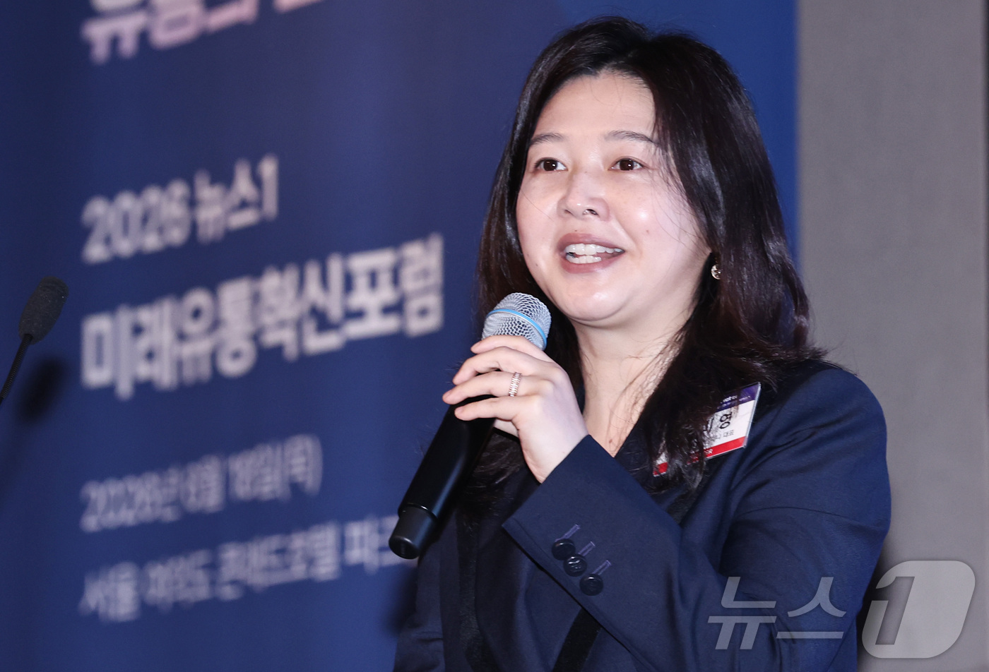 (서울=뉴스1) 구윤성 기자 = 전미영 트렌드코리아컴퍼니 대표가 18일 서울 여의도 콘래드호텔에서 열린 '2026 뉴스1 미래유통혁신포럼'에서 '최근 소비트렌드 변화와 유통 시사점 …