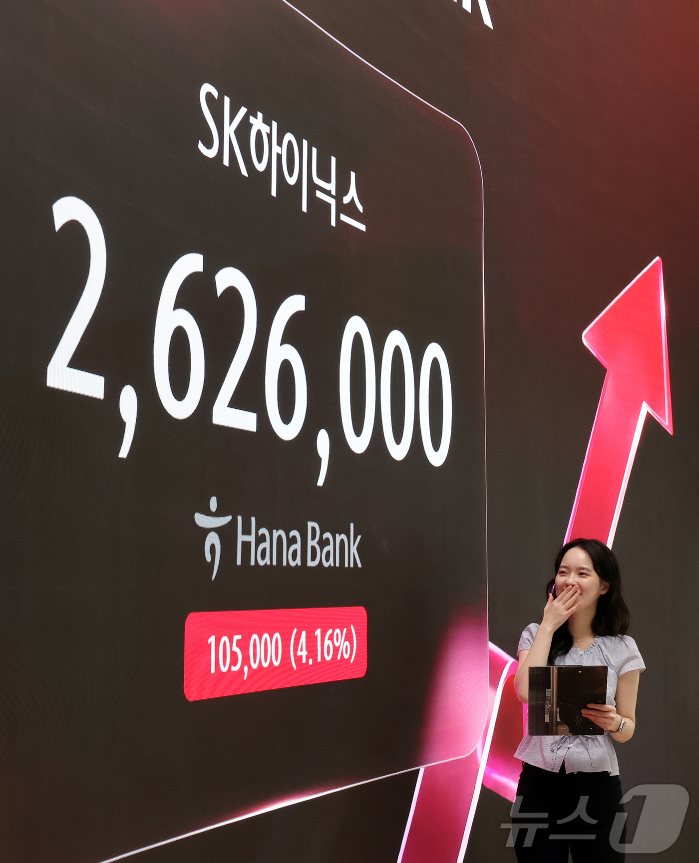 (서울=뉴스1) 김진환 기자 = 18일 서울 중구 하나은행 본점 딜링룸 전광판에 SK 하이닉스 주가가 표시되고 있다.이날 코스피는 전일 대비 20.68포인트(p)(0.23%) 오른 …