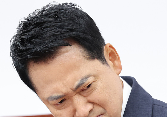 굳은 표정의 장동혁 대표