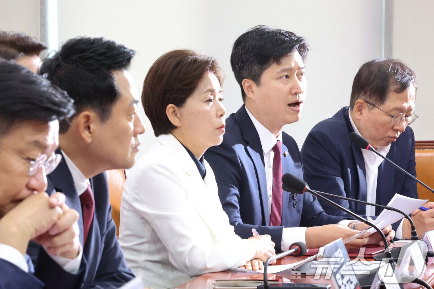 본문 이미지 - 우재준 국민의힘 최고위원이 18일 서울 여의도 국회에서 열린 최고위원회의에서 발언하고 있다. 2026.6.18 ⓒ 뉴스1 신웅수 기자