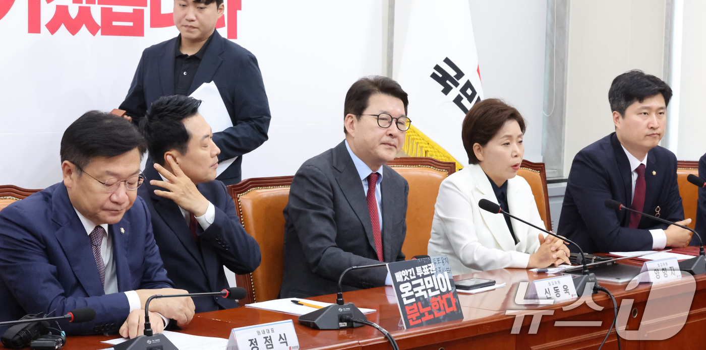 (서울=뉴스1) 신웅수 기자 = 장동혁 국민의힘 대표가 18일 서울 여의도 국회에서 열린 최고위원회의에서 생각에 잠겨 있다. 2026.6.18/뉴스1